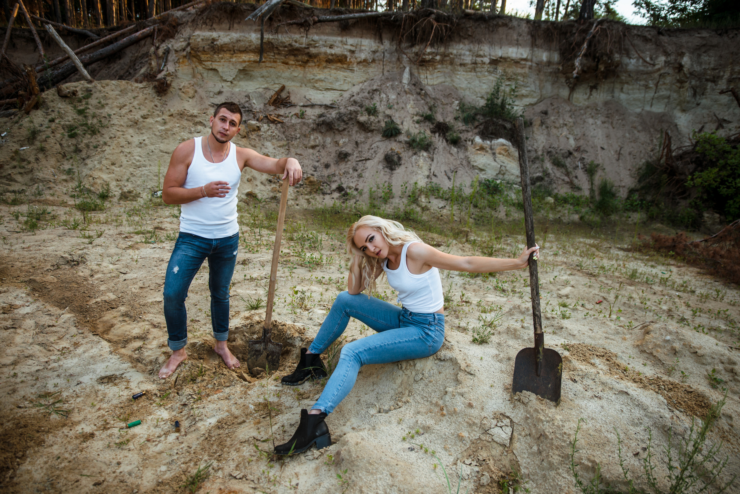 Лес и двое с лопатами. Свадебный и портретный фотограф в Белгороде Олеся Гавшина