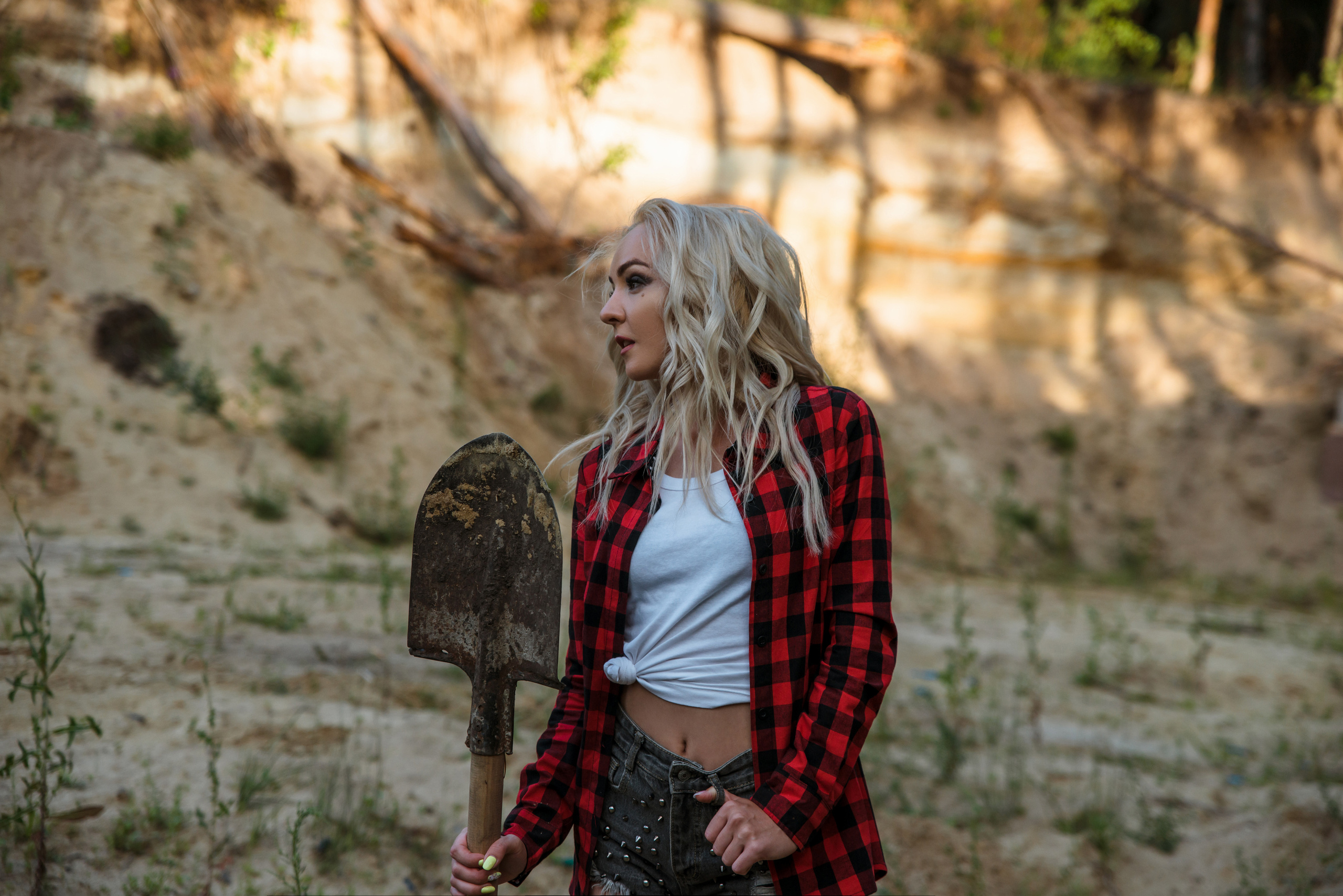 Лес и двое с лопатами. Свадебный и портретный фотограф в Белгороде Олеся Гавшина
