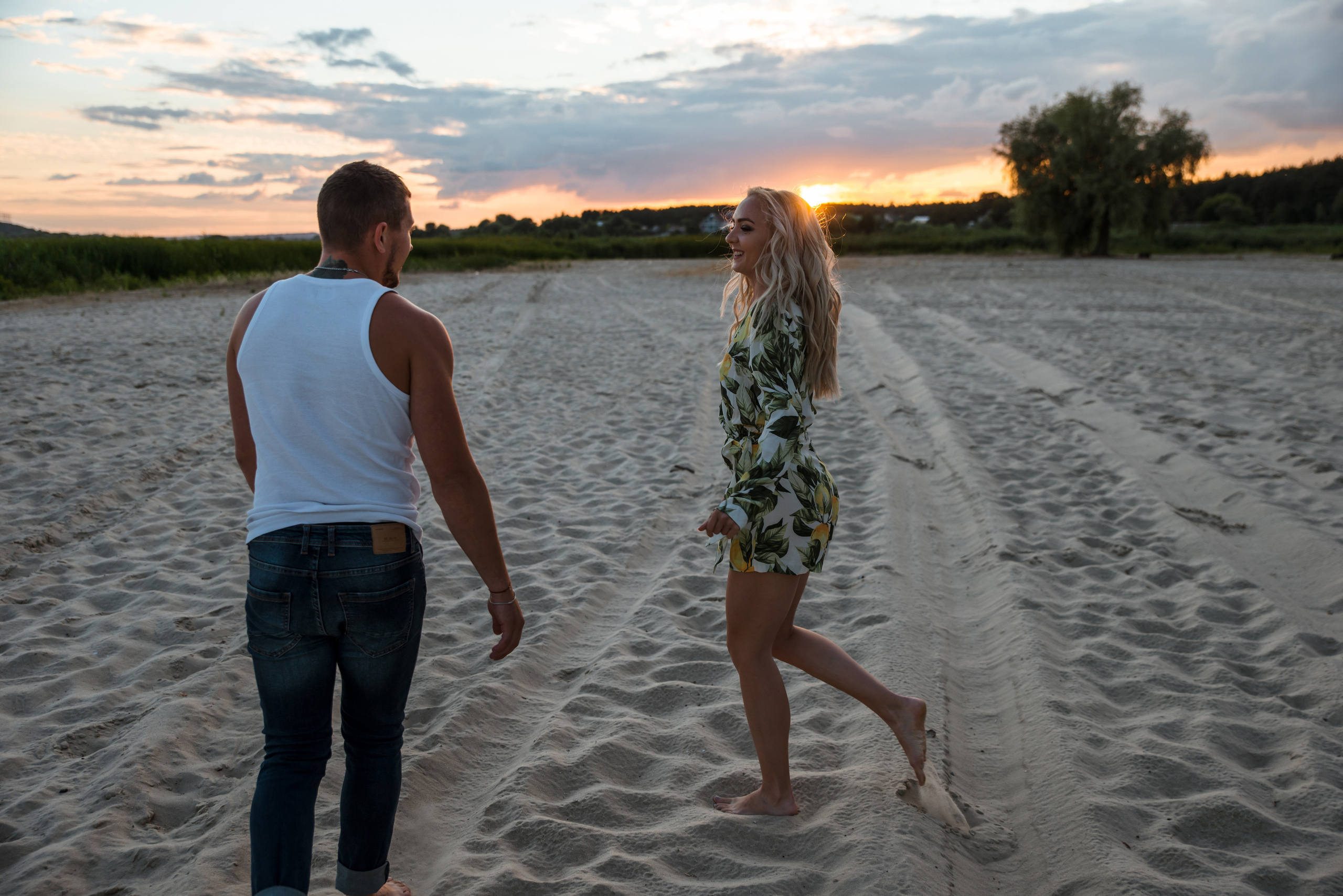 Лес и двое с лопатами. Свадебный и портретный фотограф в Белгороде Олеся Гавшина