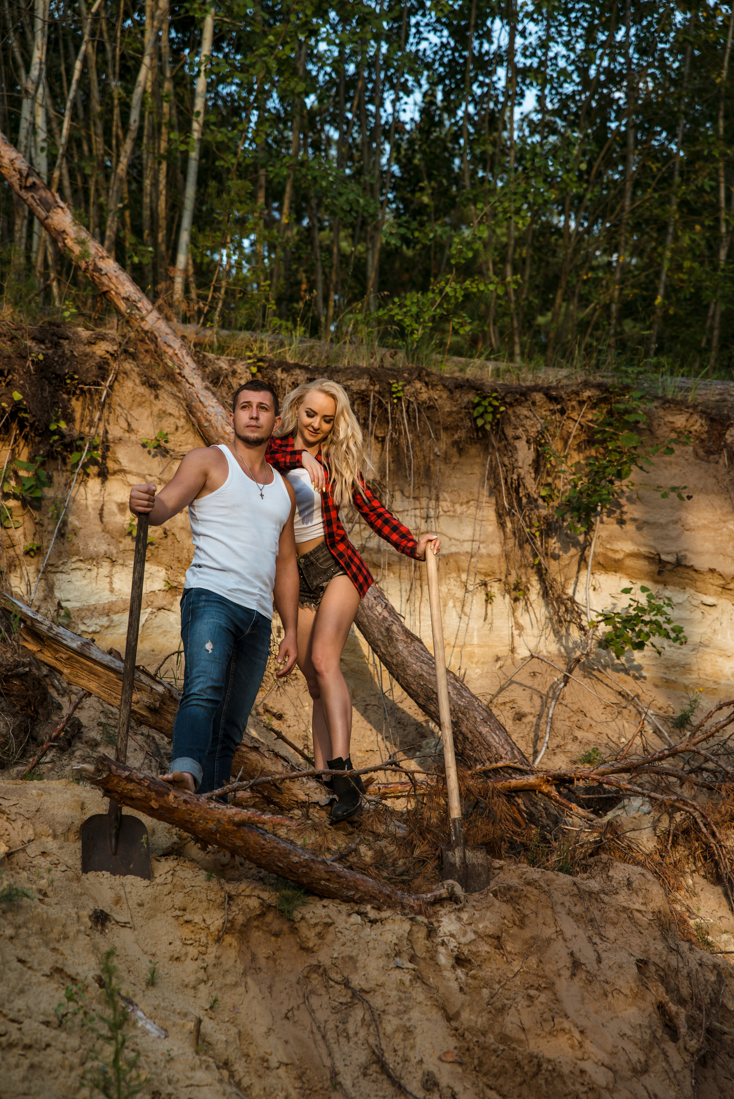 Лес и двое с лопатами. Свадебный и портретный фотограф в Белгороде Олеся Гавшина