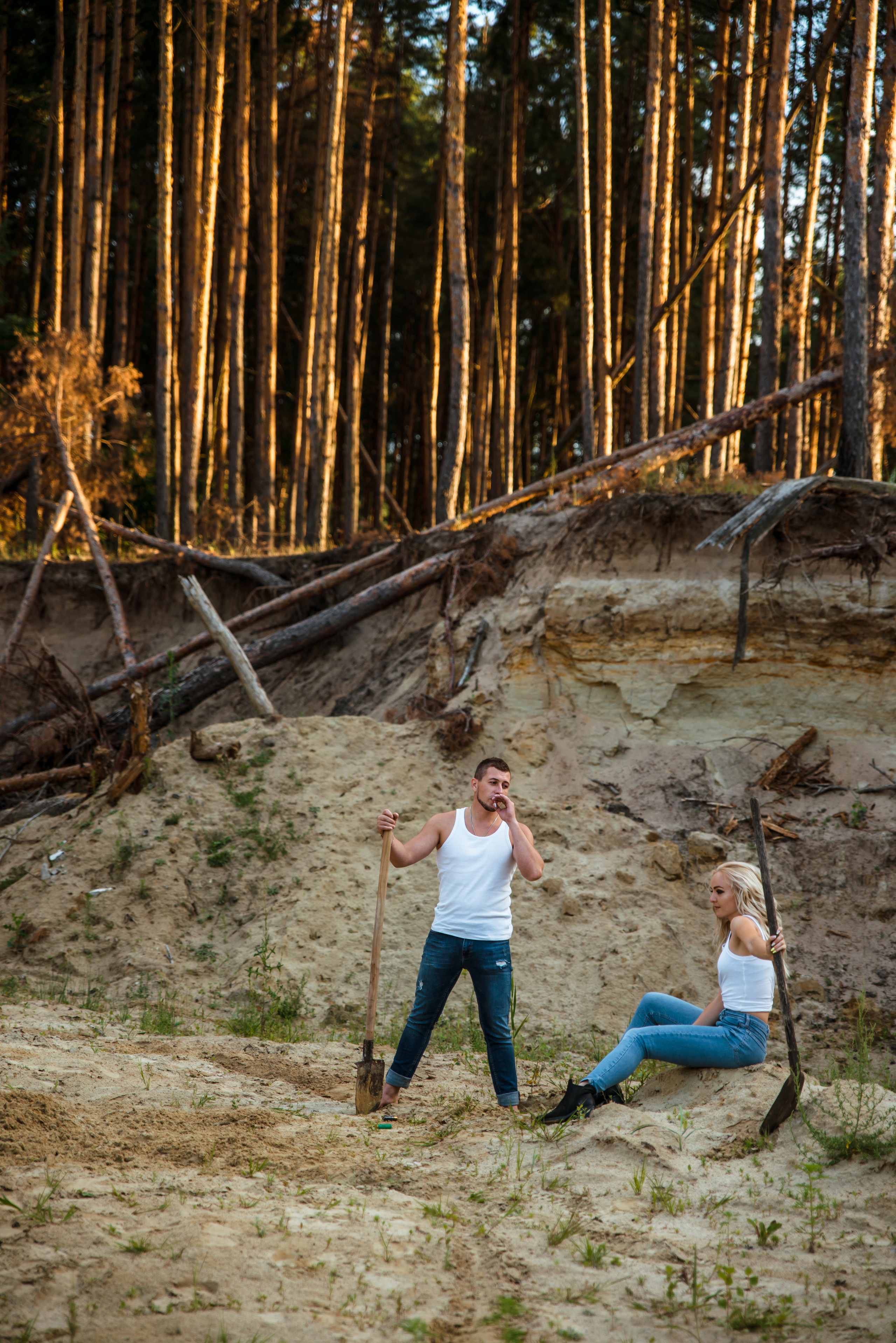 Лес и двое с лопатами. Свадебный и портретный фотограф в Белгороде Олеся Гавшина