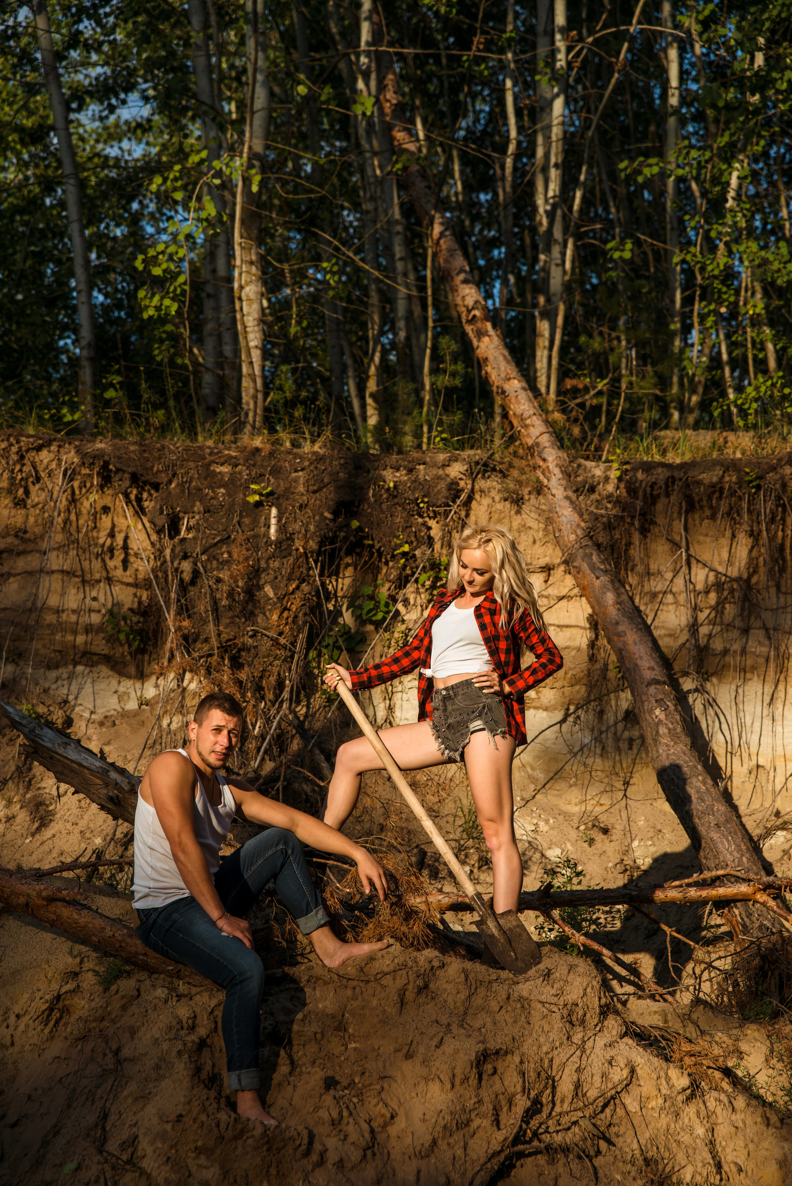 Лес и двое с лопатами. Свадебный и портретный фотограф в Белгороде Олеся Гавшина