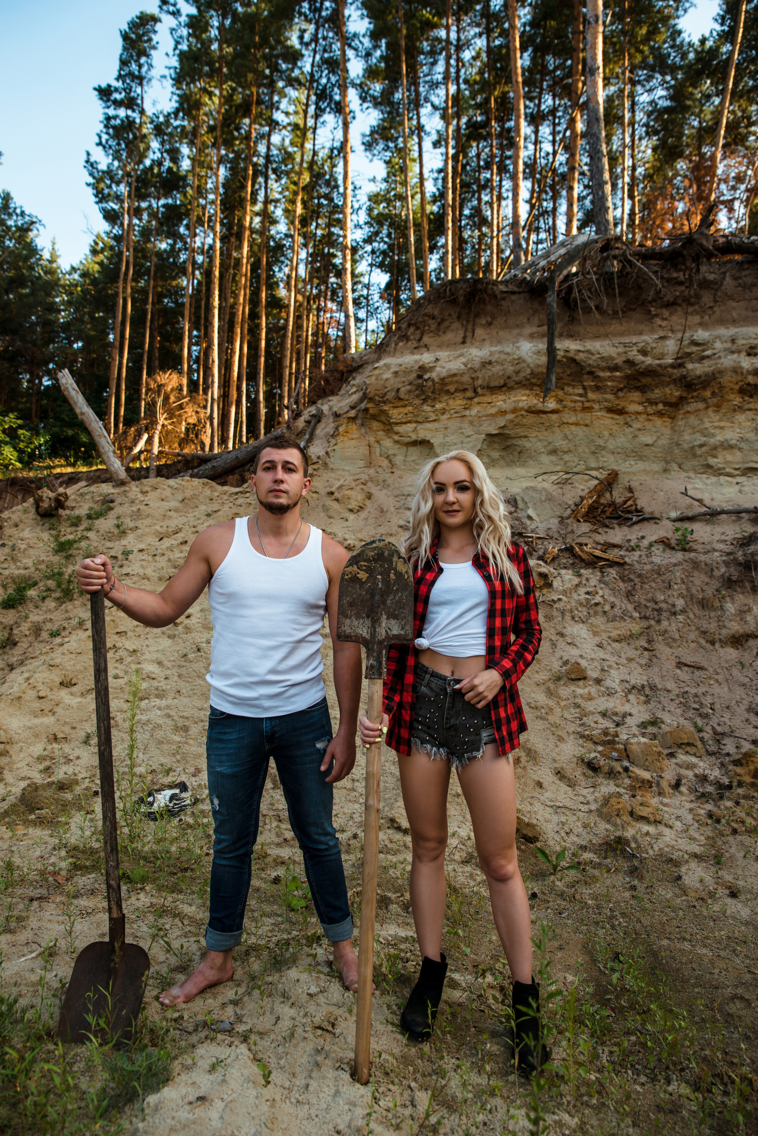 Лес и двое с лопатами. Свадебный и портретный фотограф в Белгороде Олеся Гавшина