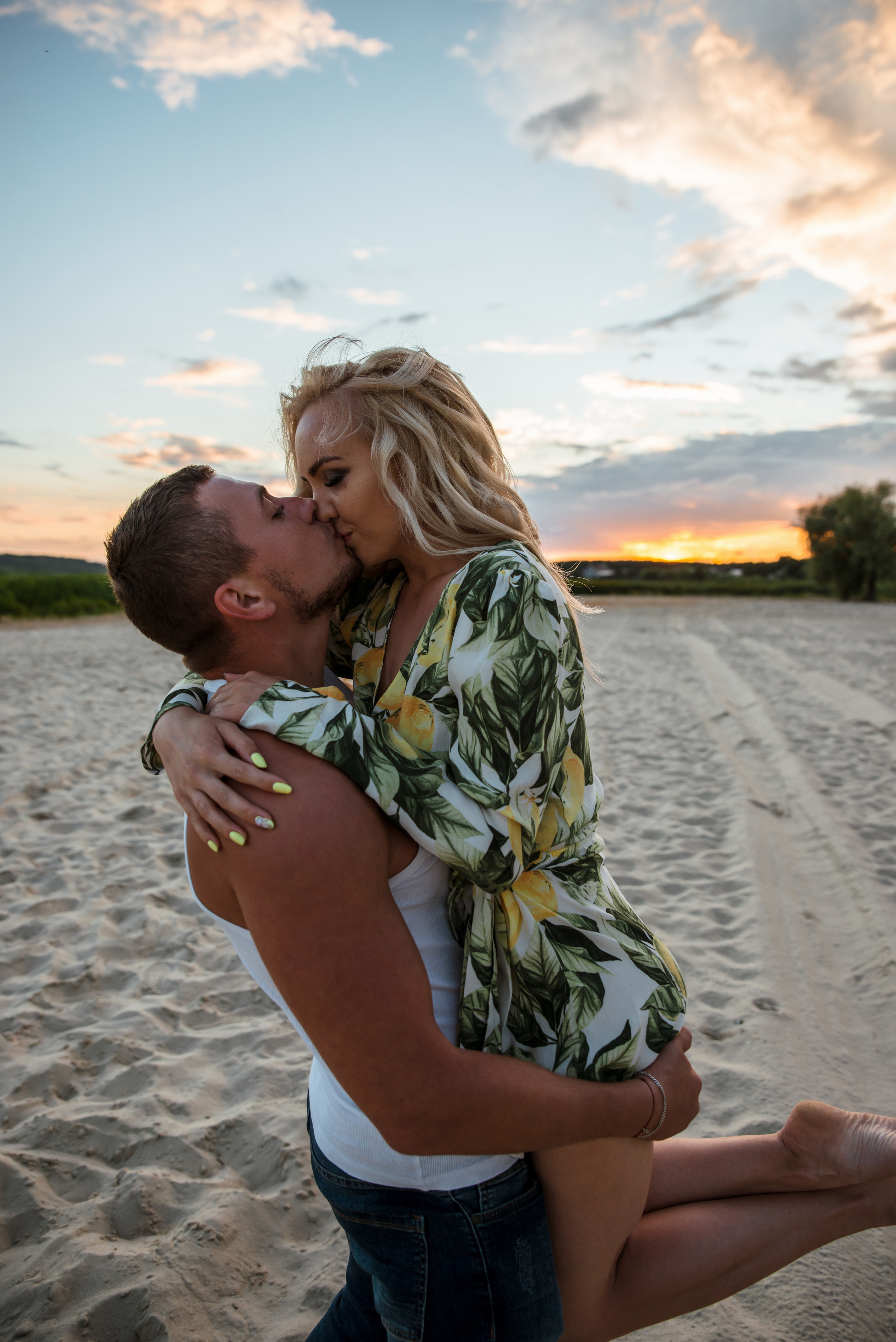 Лес и двое с лопатами. Свадебный и портретный фотограф в Белгороде Олеся Гавшина