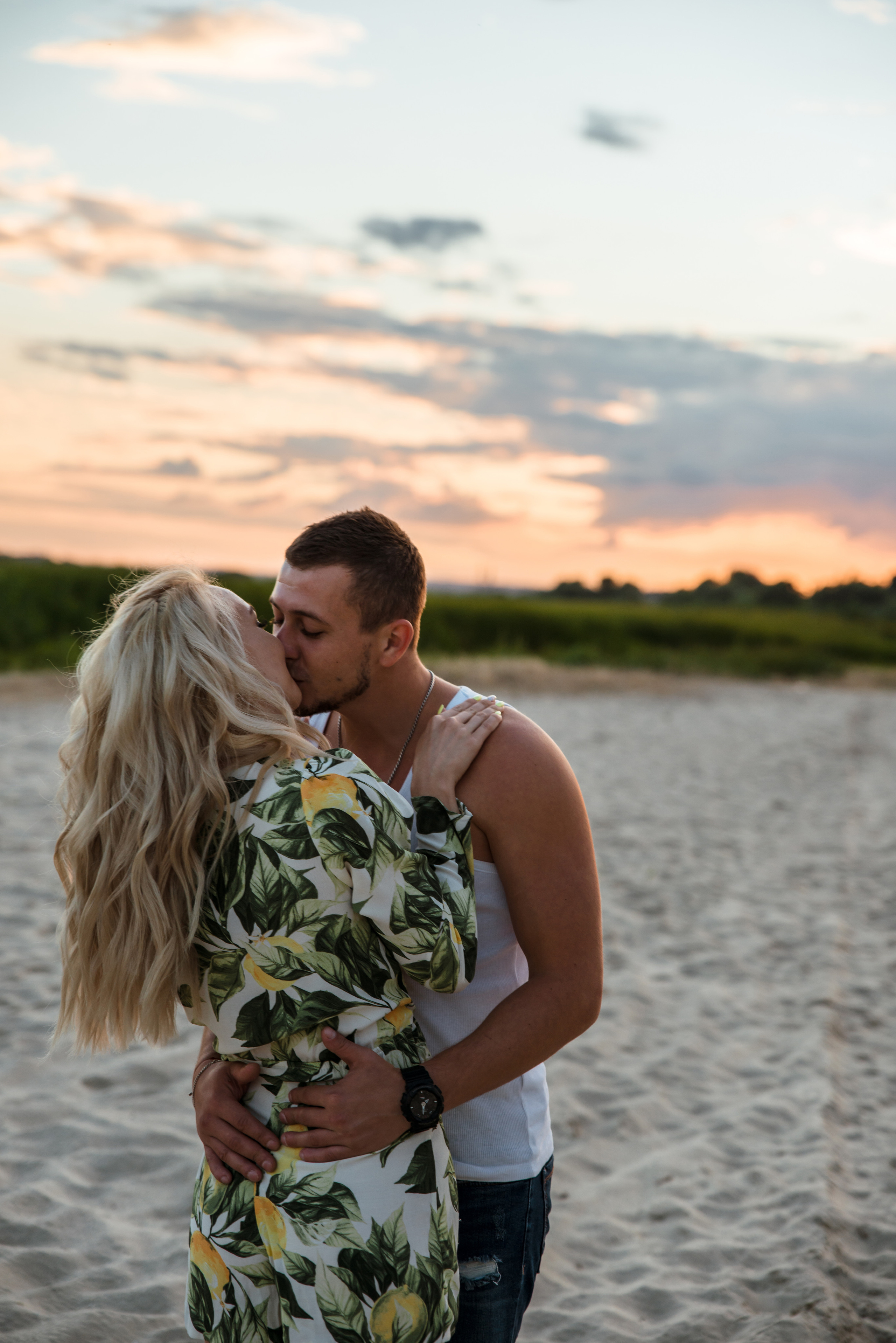 Лес и двое с лопатами. Свадебный и портретный фотограф в Белгороде Олеся Гавшина