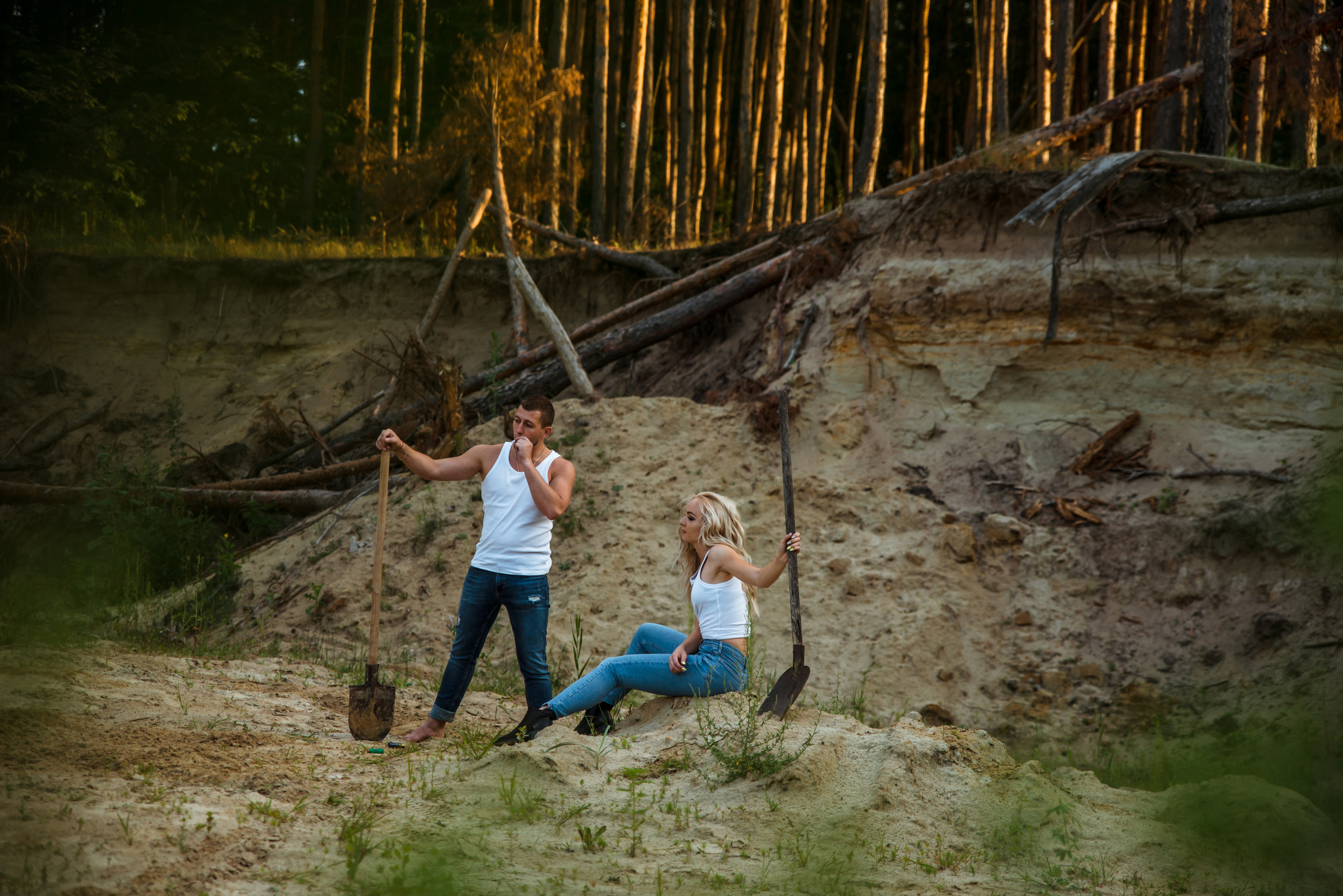 Лес и двое с лопатами. Свадебный и портретный фотограф в Белгороде Олеся Гавшина