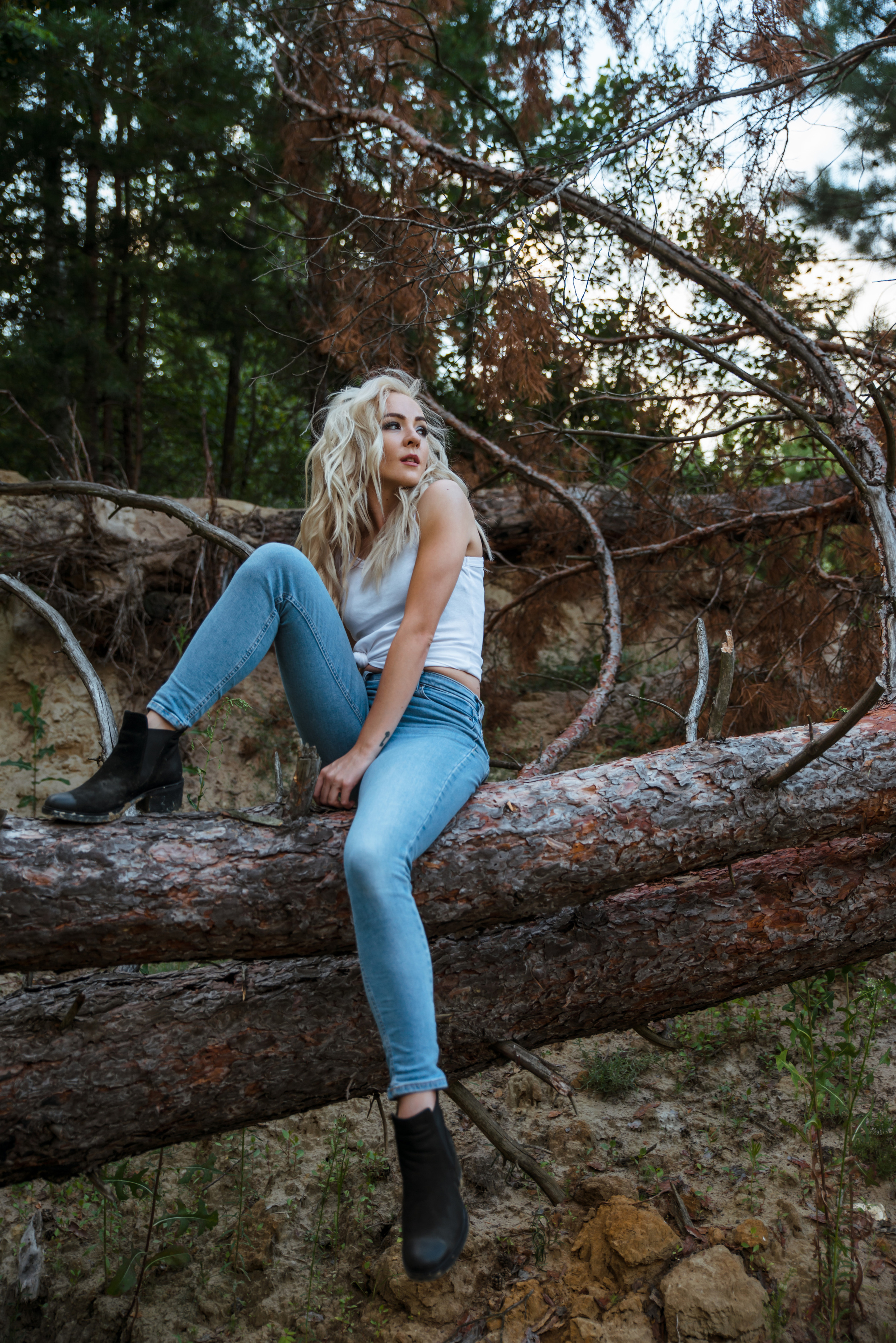 Лес и двое с лопатами. Свадебный и портретный фотограф в Белгороде Олеся Гавшина