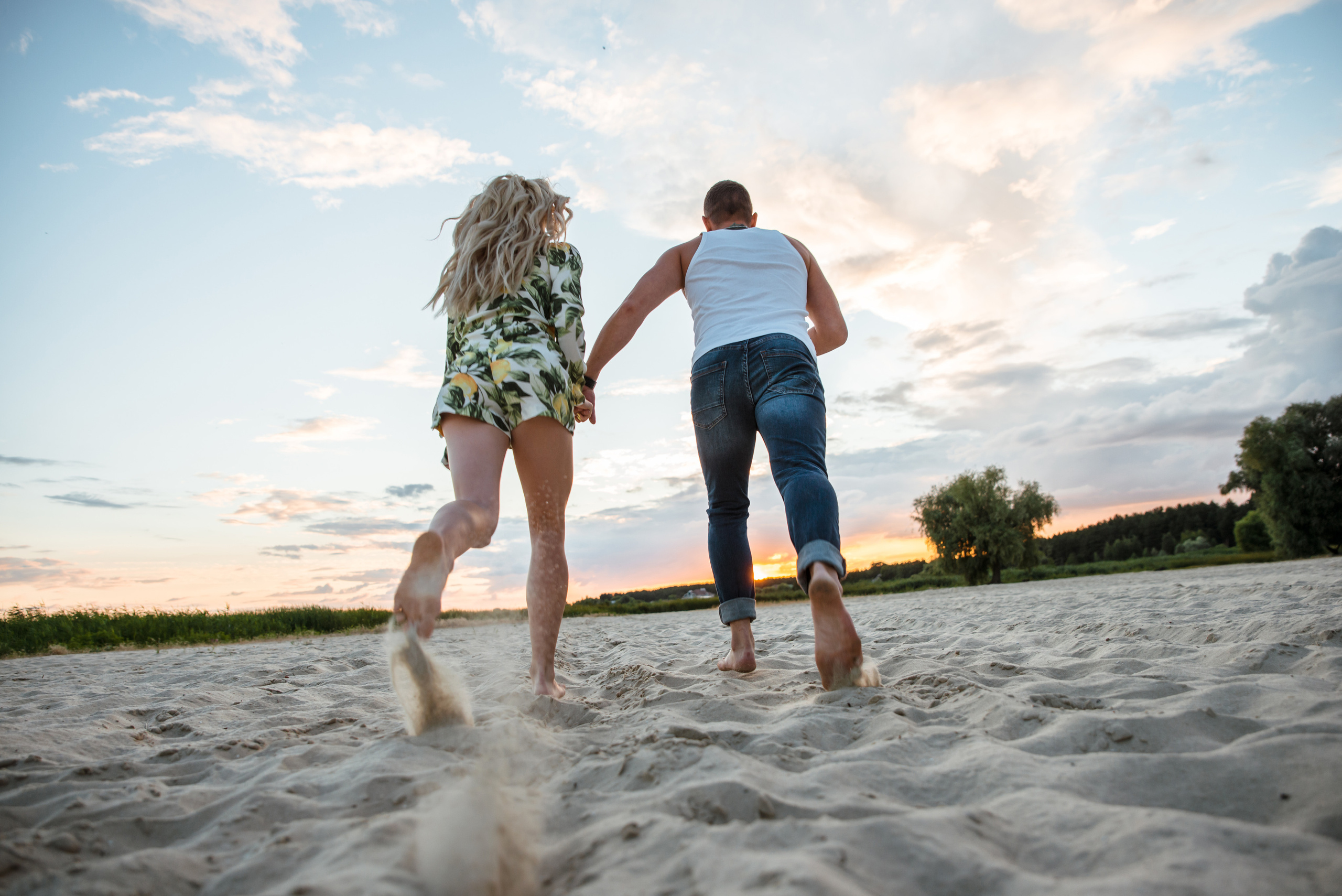 Лес и двое с лопатами. Свадебный и портретный фотограф в Белгороде Олеся Гавшина