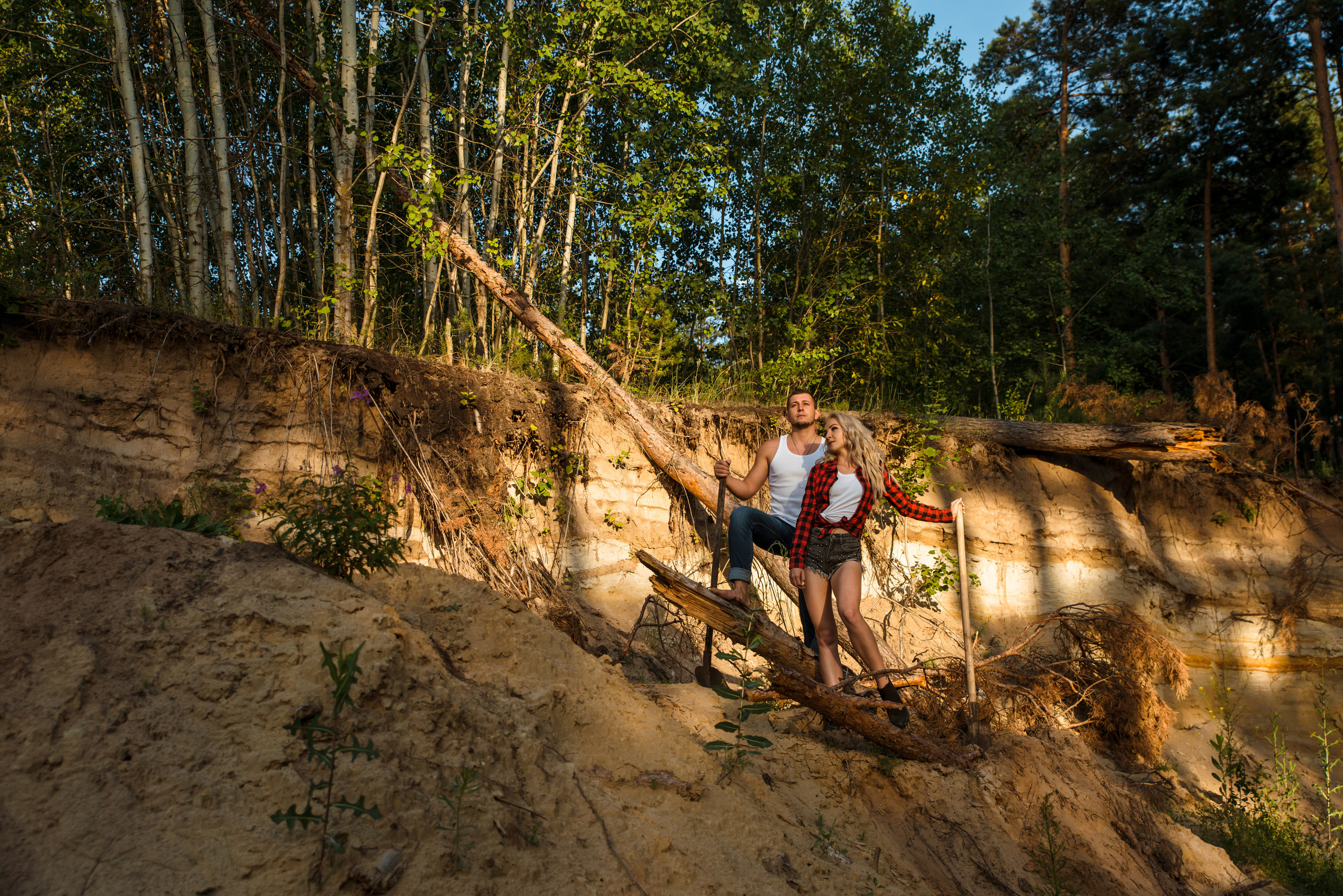 Лес и двое с лопатами. Свадебный и портретный фотограф в Белгороде Олеся Гавшина