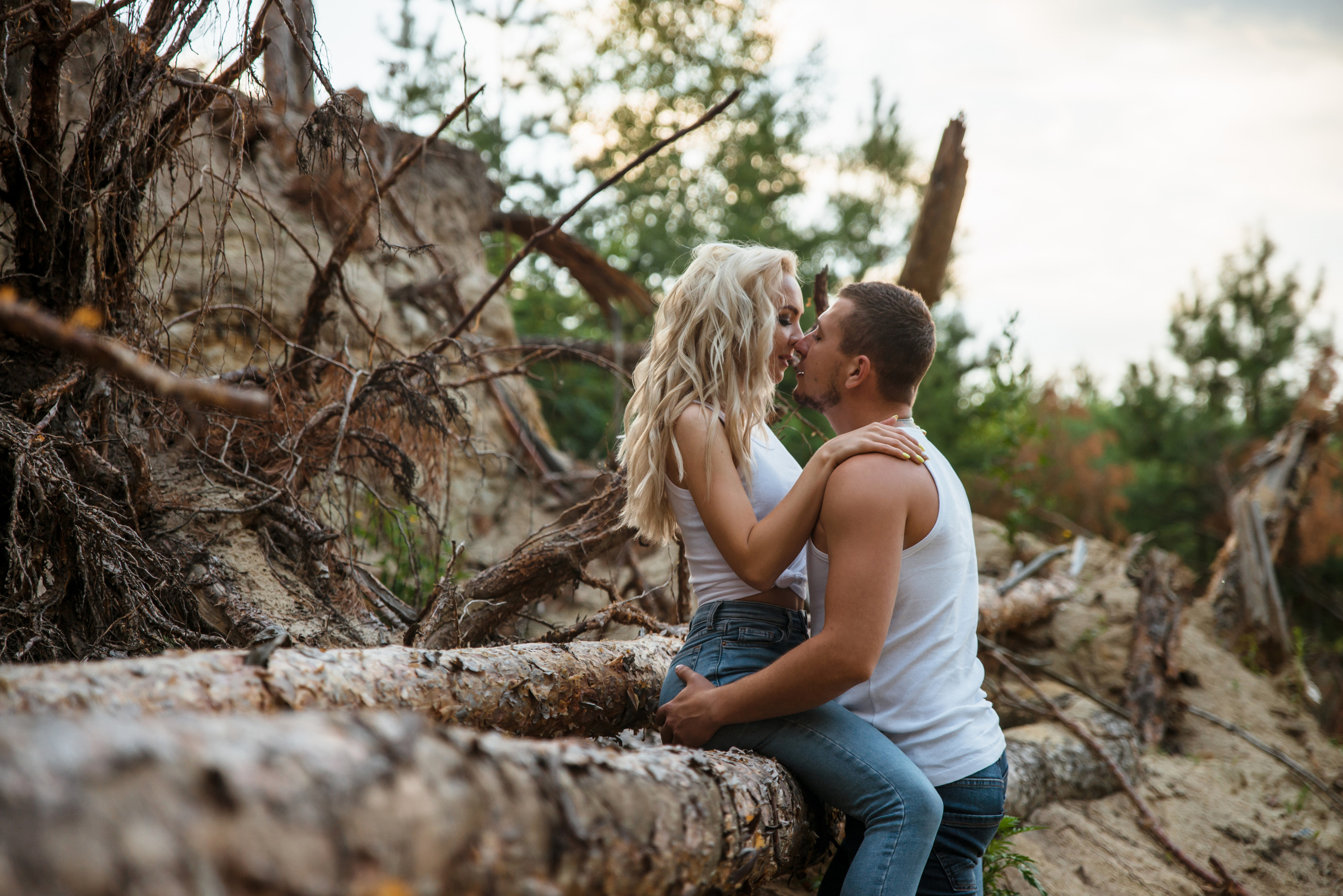 Лес и двое с лопатами. Свадебный и портретный фотограф в Белгороде Олеся Гавшина