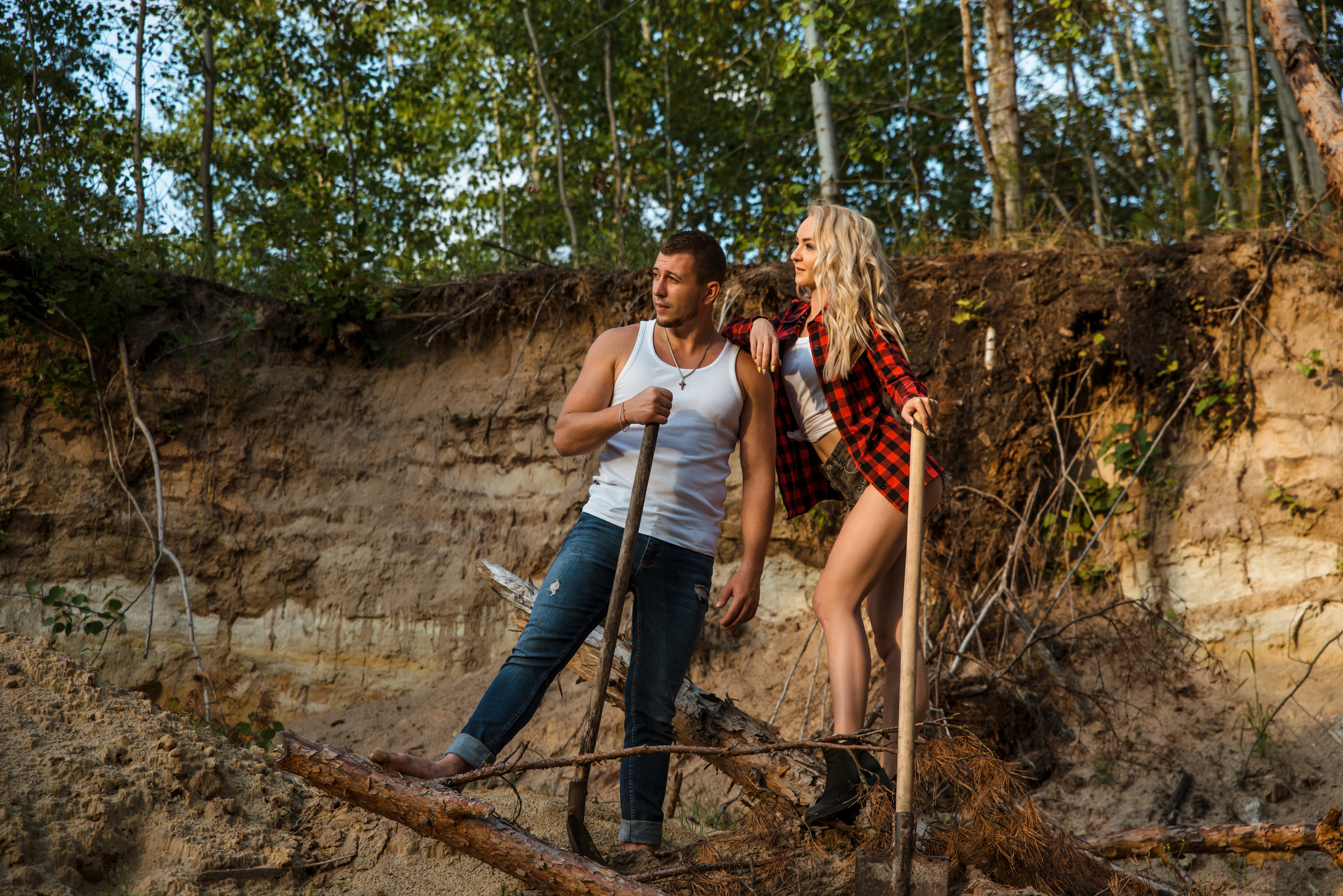 Лес и двое с лопатами. Свадебный и портретный фотограф в Белгороде Олеся Гавшина