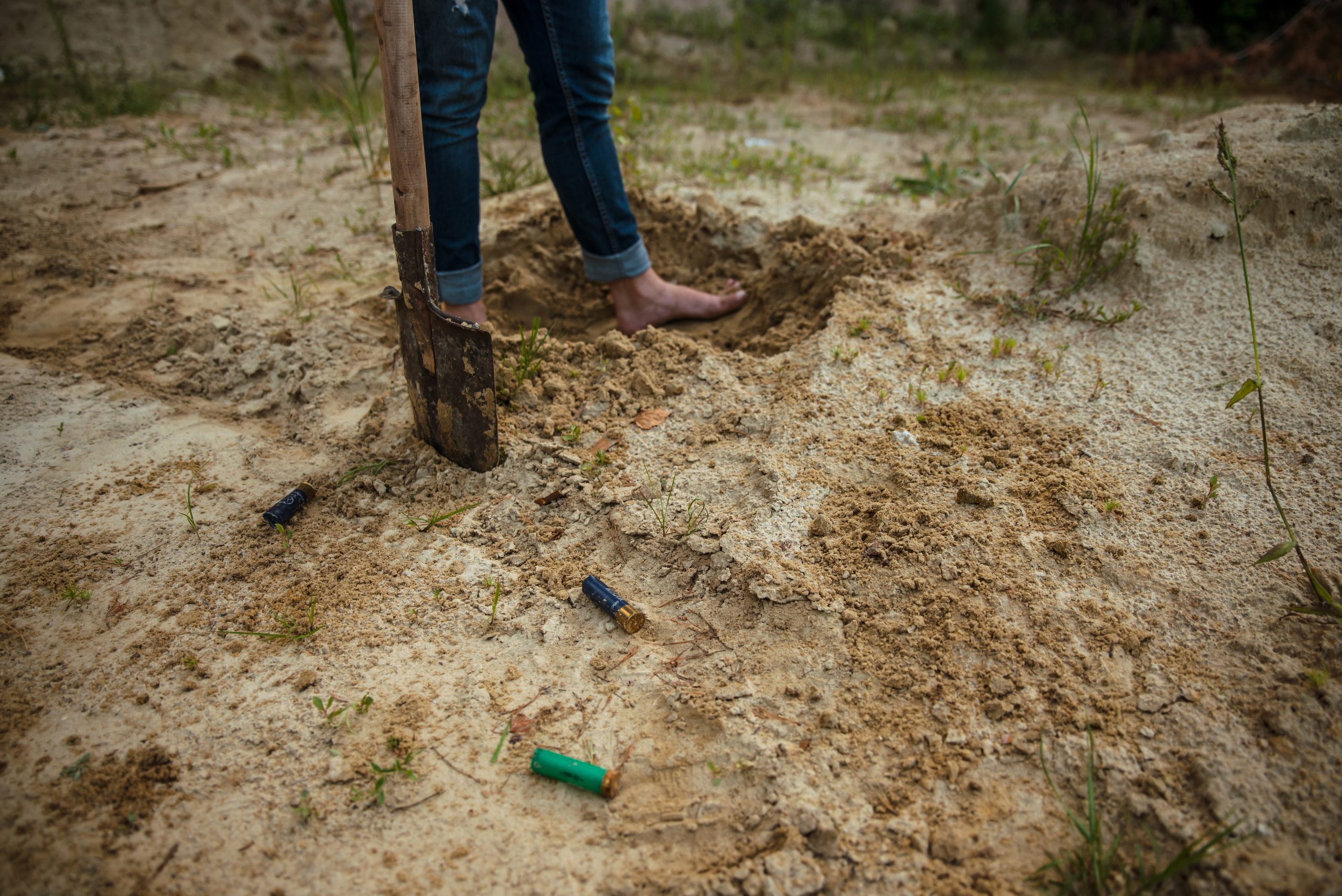 Лес и двое с лопатами. Свадебный и портретный фотограф в Белгороде Олеся Гавшина