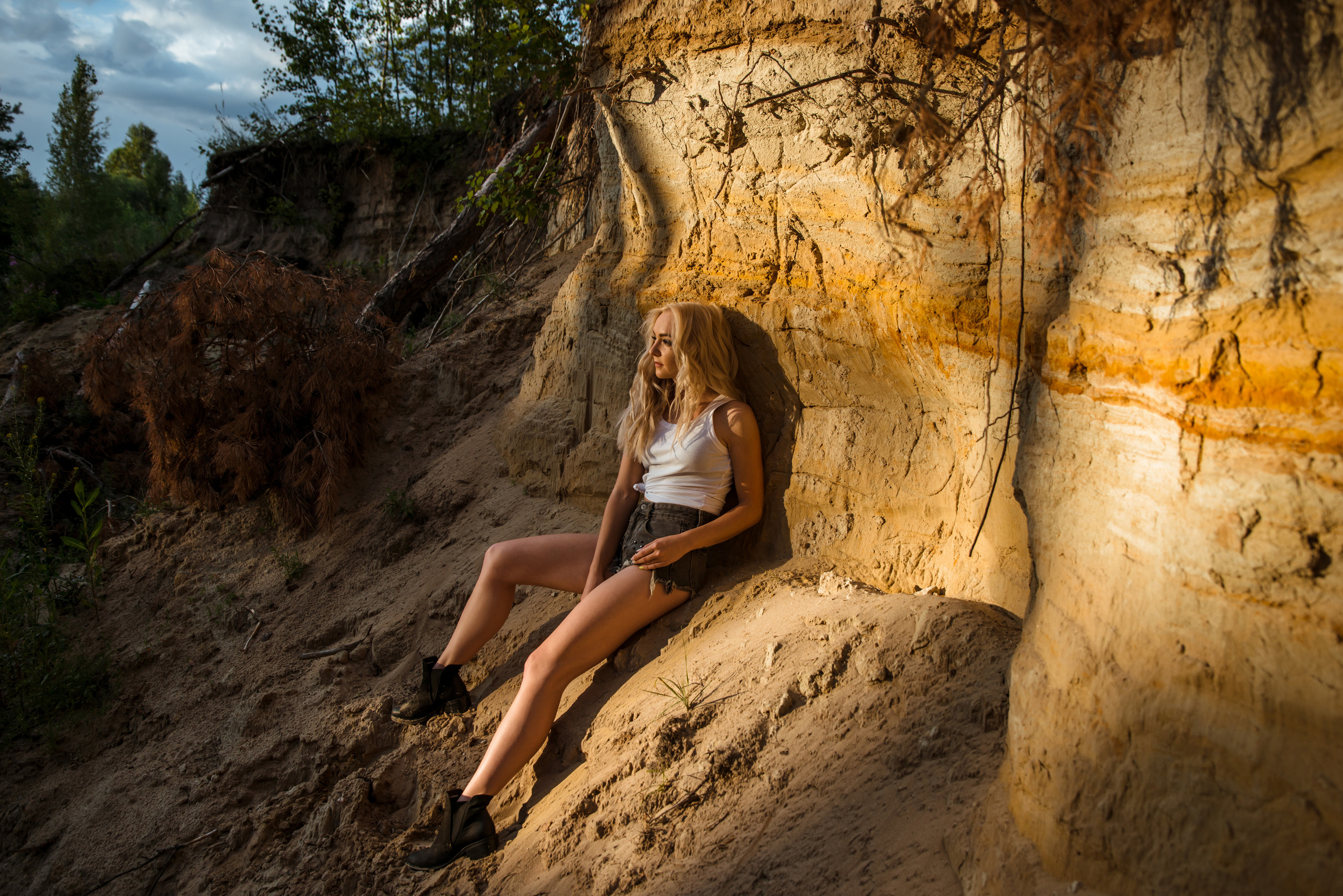 Лес и двое с лопатами. Свадебный и портретный фотограф в Белгороде Олеся Гавшина