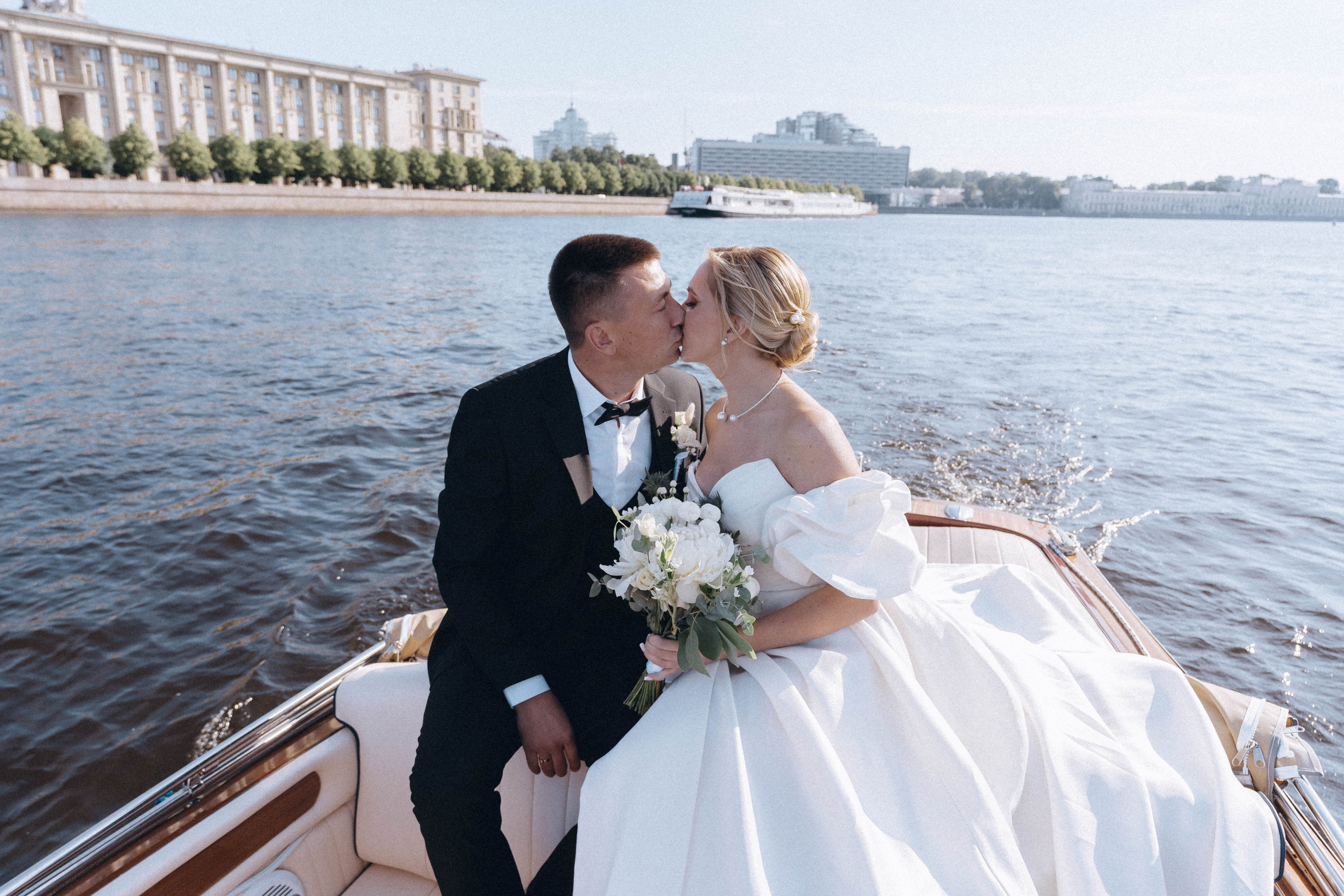 СВАДЕНБНАЯ СЬЕМКА НА КАТЕРЕ ПО КАНАЛАМ САНКТ-ПЕТЕРБУРГА И В АКВАТОРИИ НЕВЫ. Профессиональный фотограф, Санкт-Петербург — Виктория Богомолова