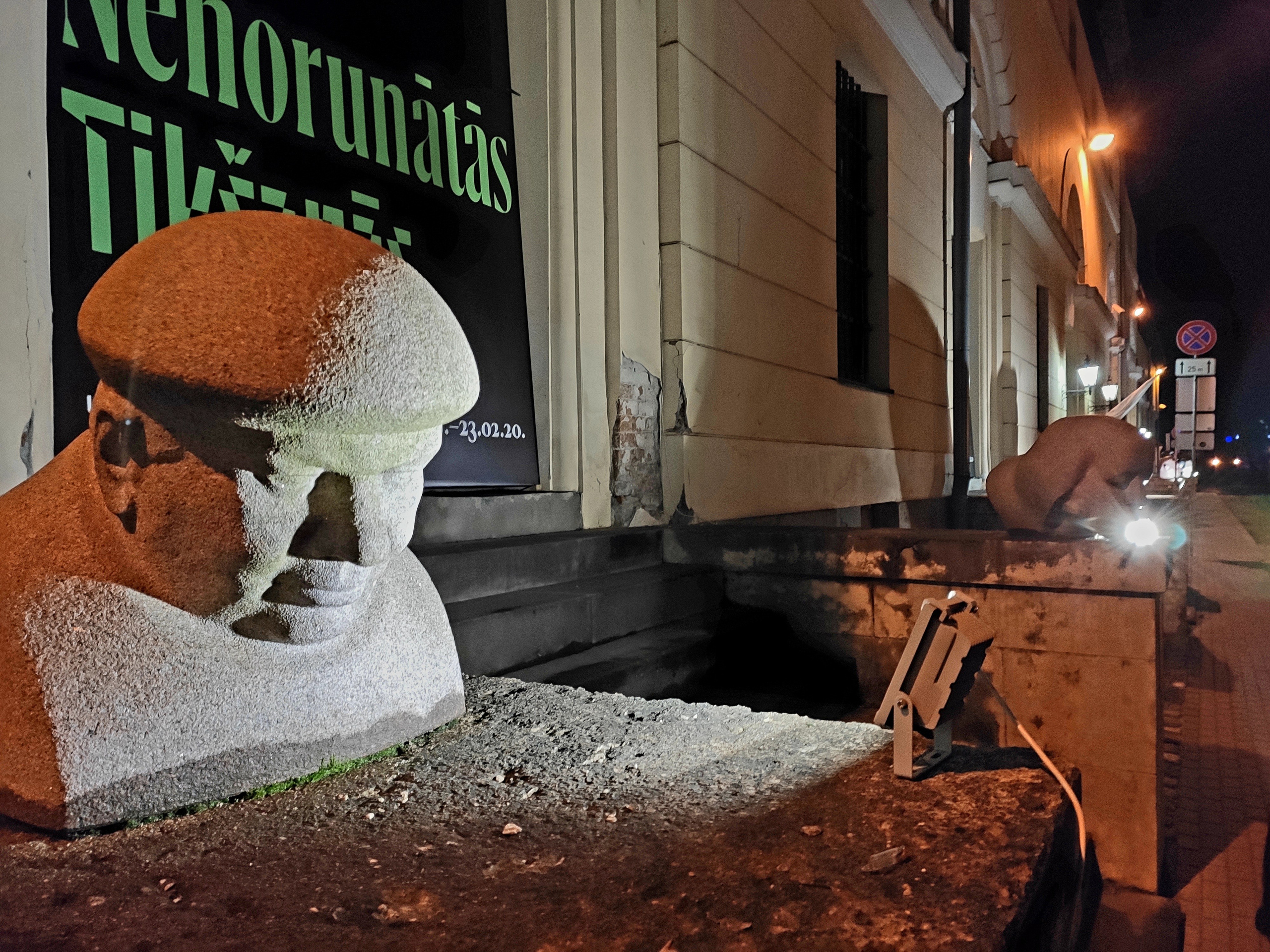 Вечерняя прогулка по городу, перед отъездом дальше. Серия скульптур у казарм