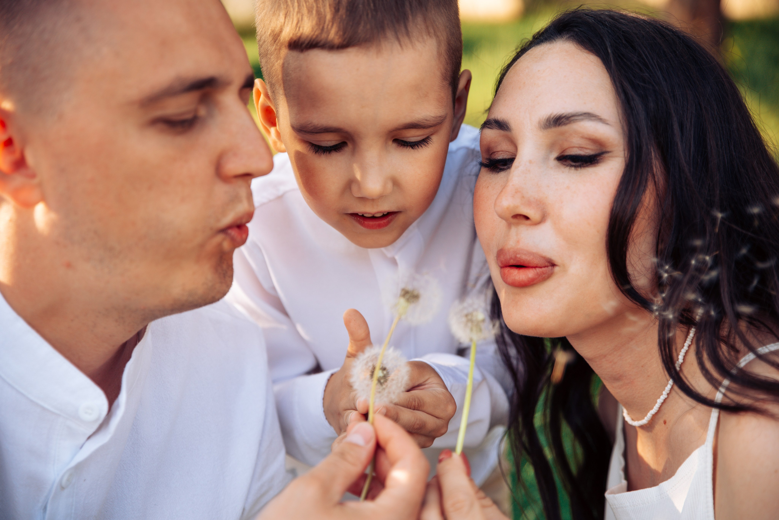 Семейная прогулка летом на берегу озера по пляжу