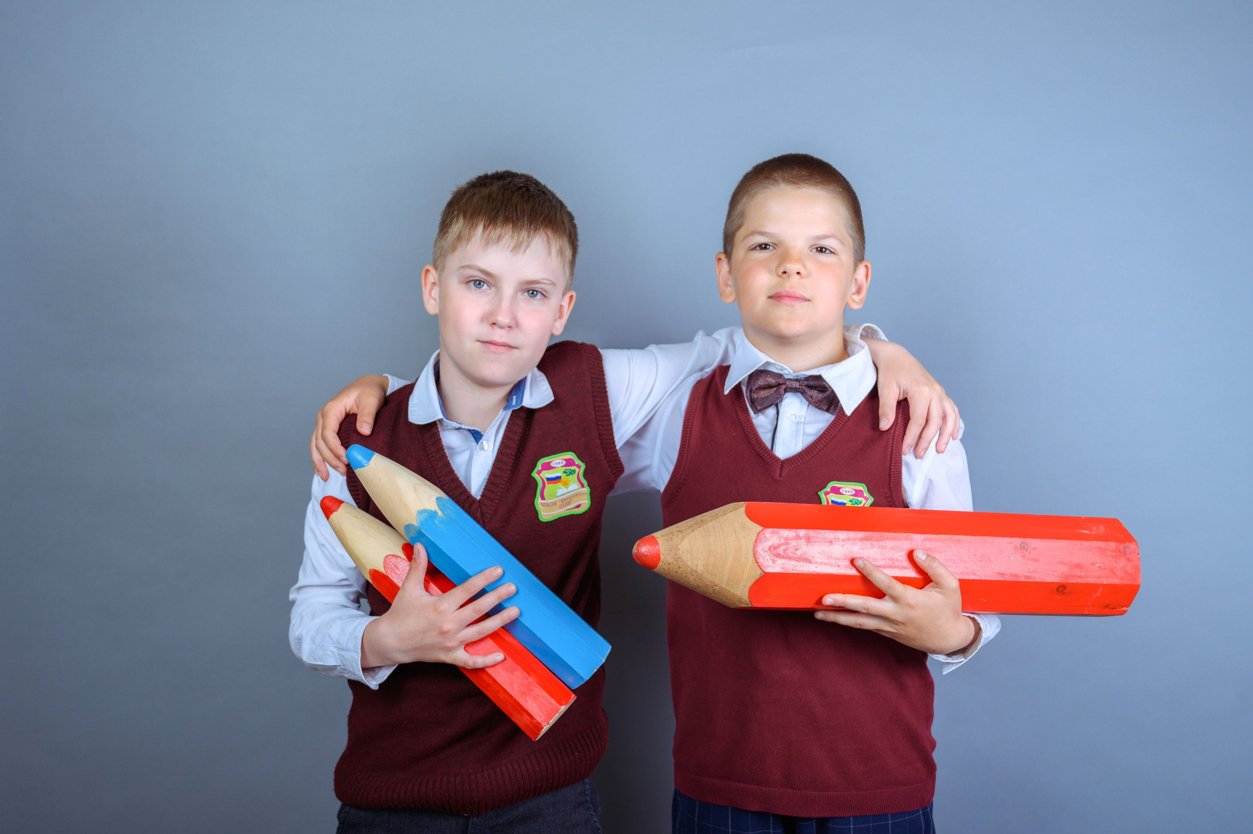 Фотосъемка на фоне с реквизитом. Фотограф. Выпускные альбомы в Барнауле