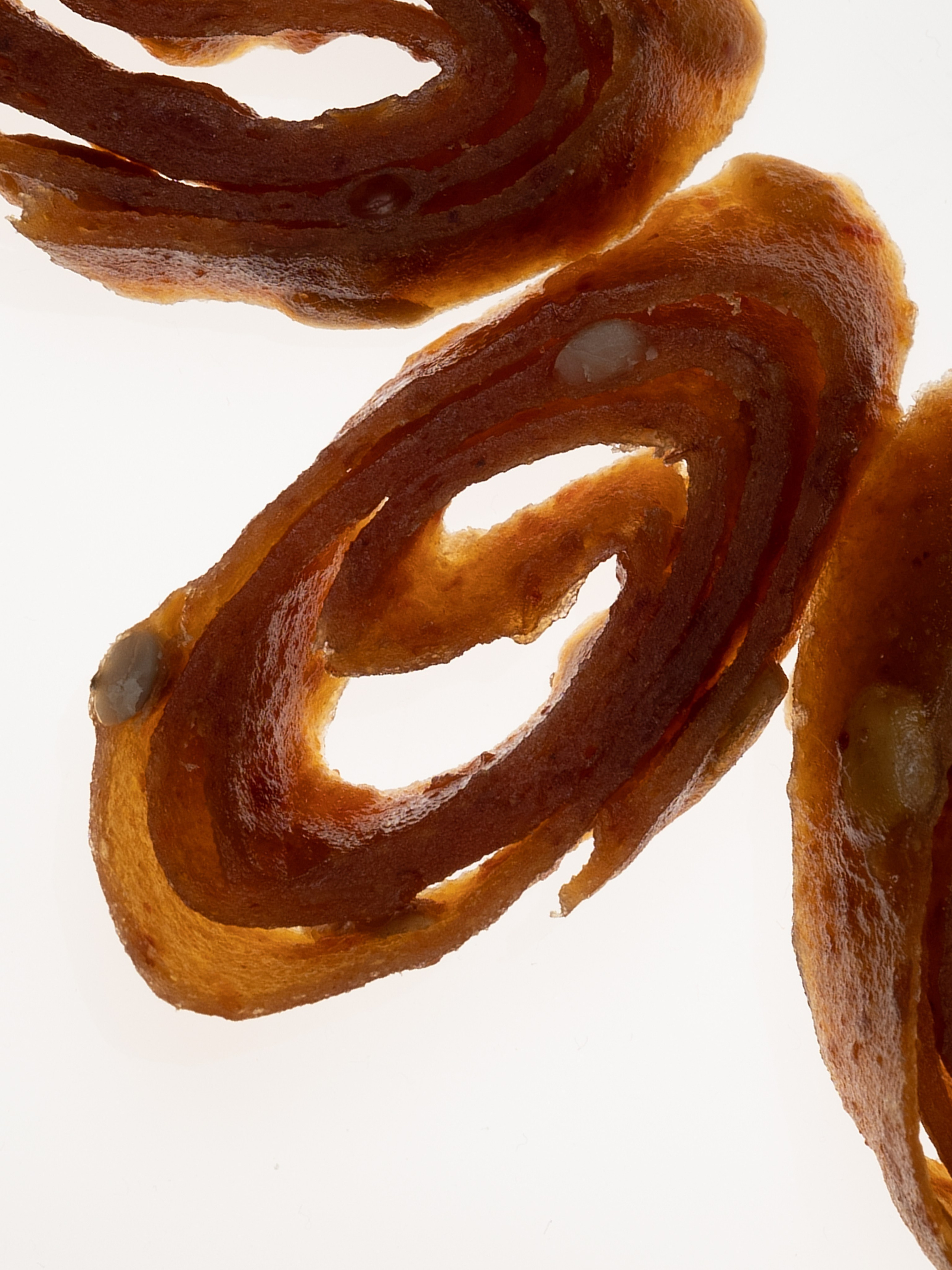  каталожная съемка, рекламное фото,фудфото  , масло сыродавленное на черном зеркальном фоне