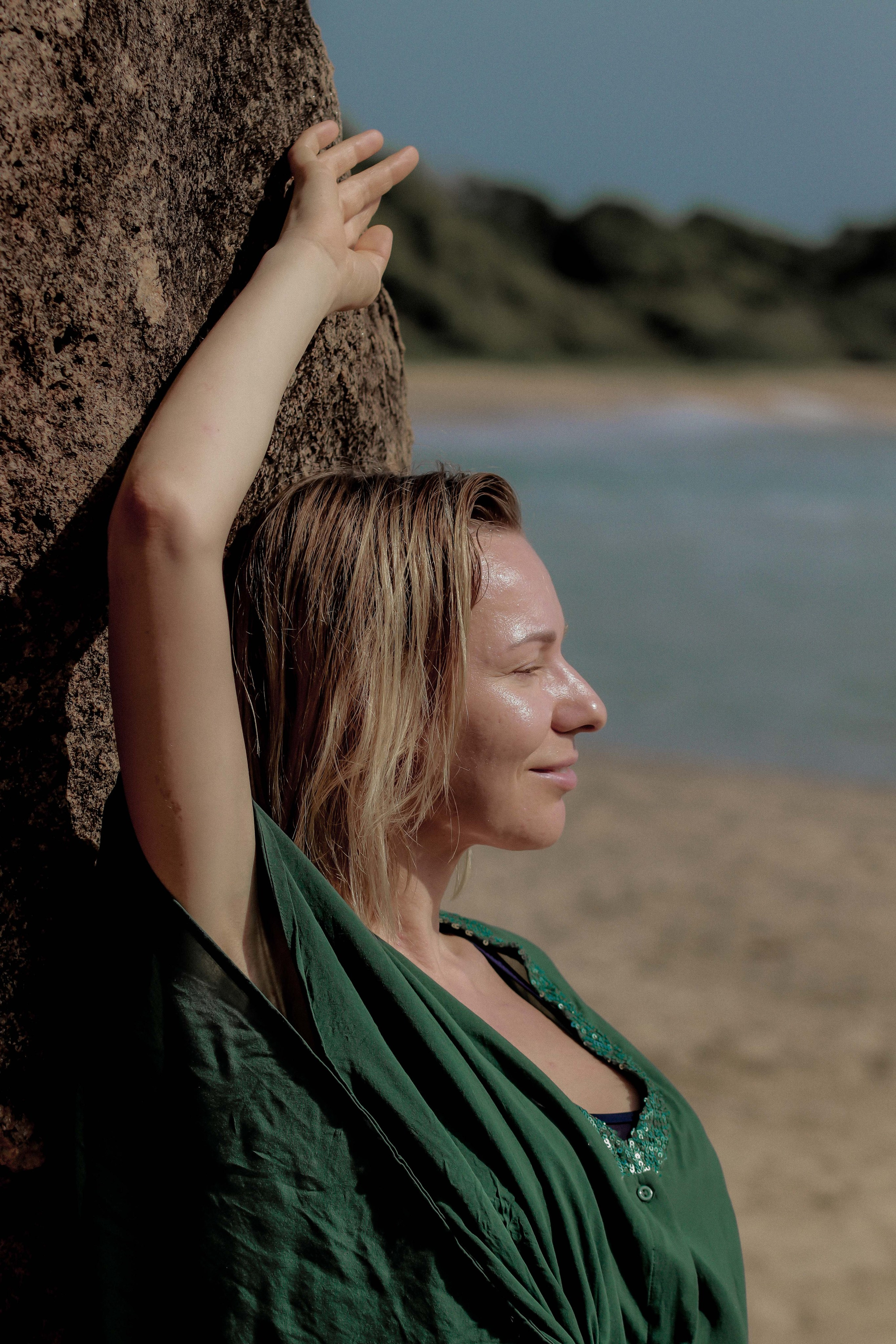 Экспресс-съемка 30 мин: девушка с серфом в воде на пляже Поттувиль Шри-Ланка. Фотограф на Шри-Ланке