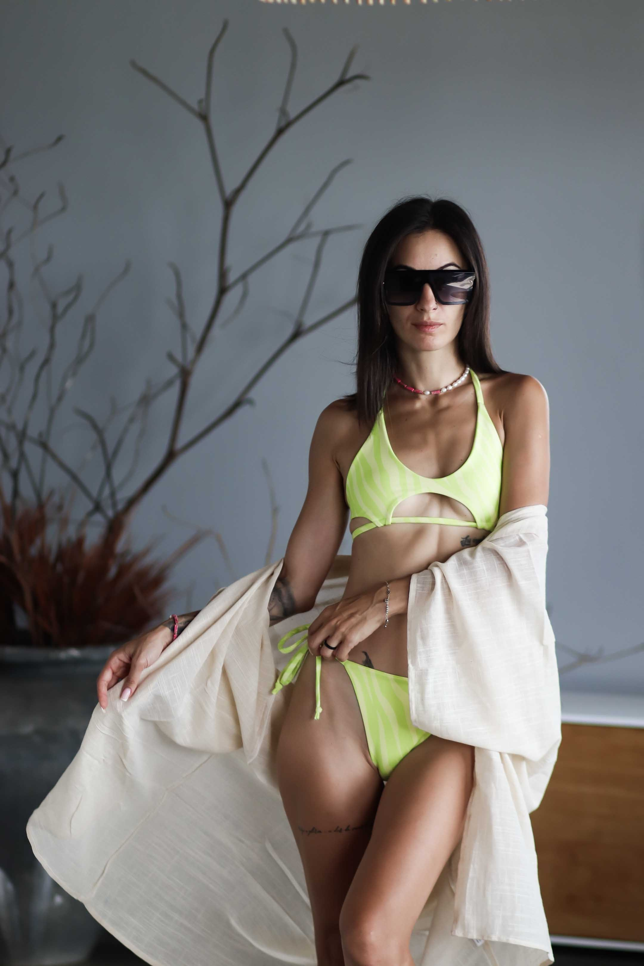 Коллекция купальников бикини. Фотограф на Шри-Ланке