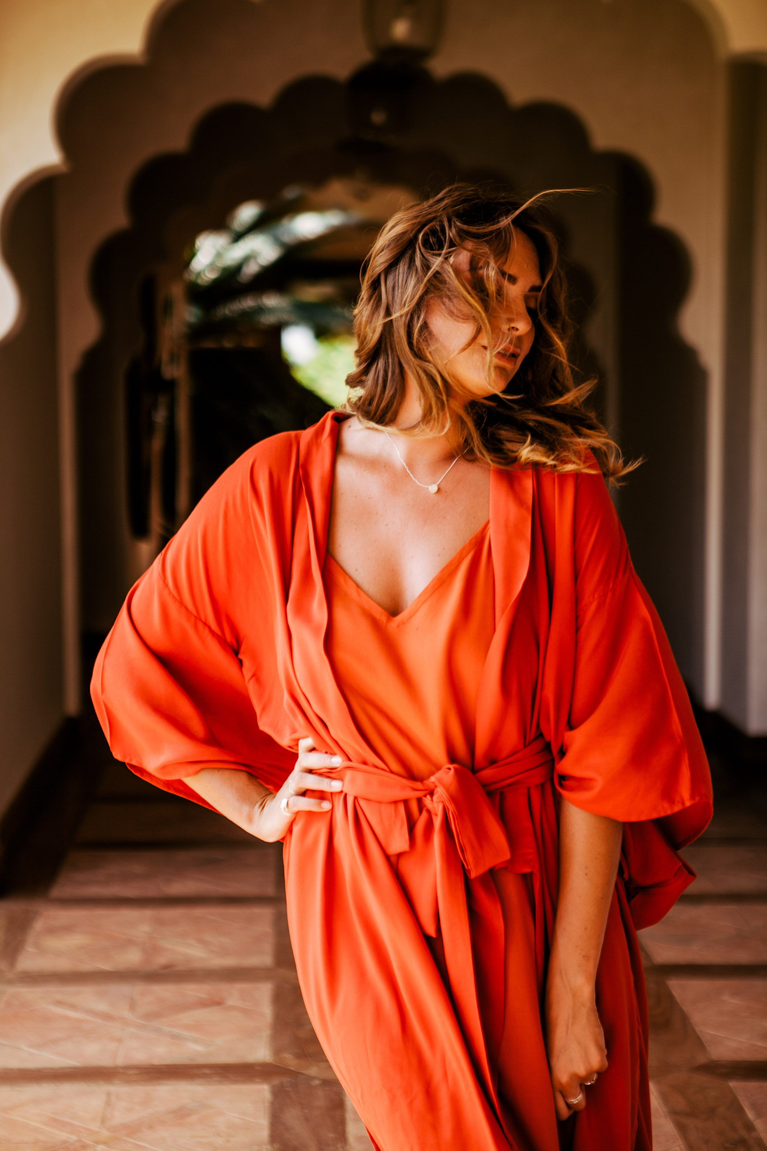 Девушка в красном платье в отеле Malabar Hill — Роскошная портретная съемка | Шри-Ланка. Фотограф на Шри-Ланке