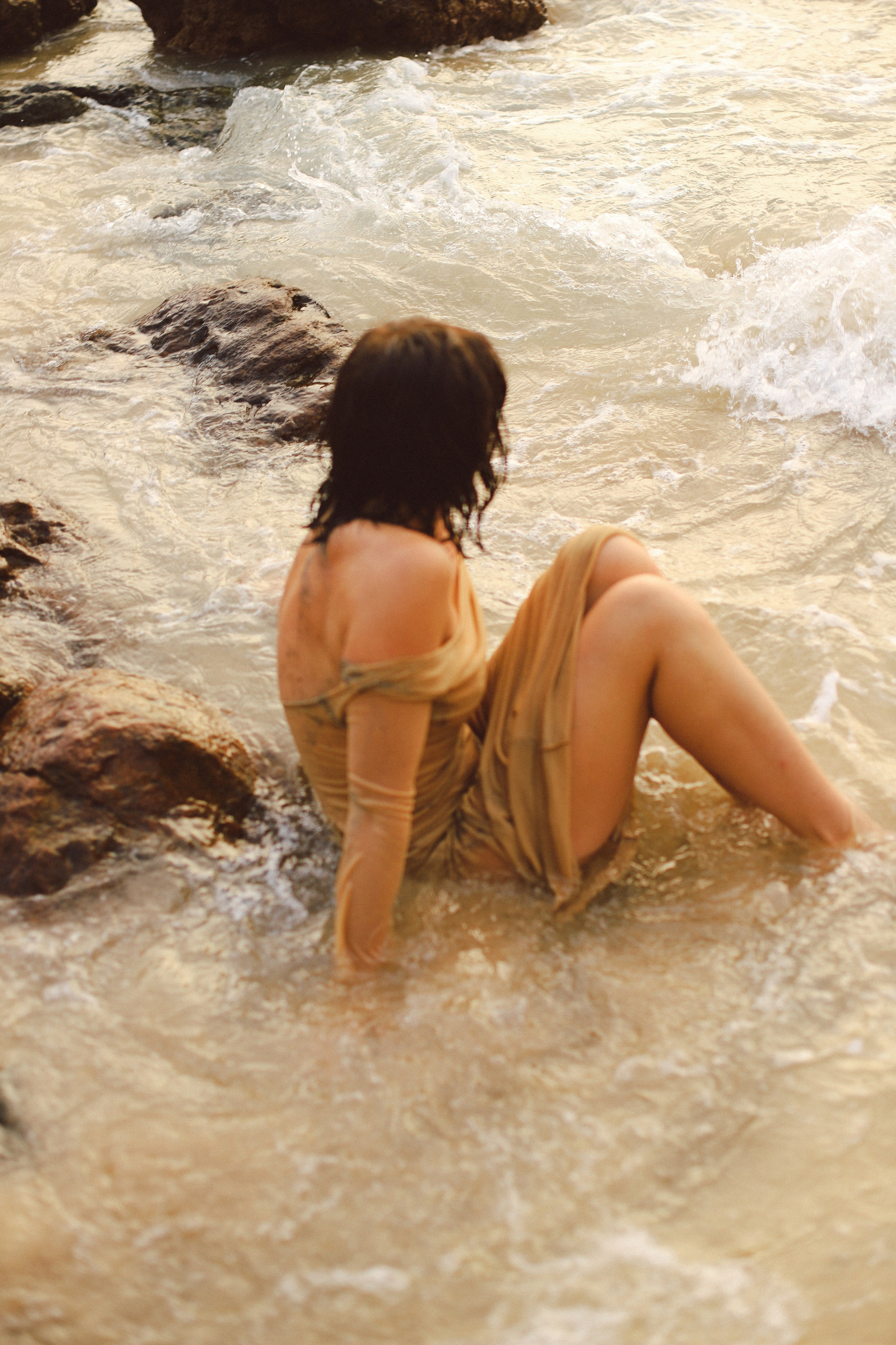 Эстетичные кадры на закате: девушка в прозрачном платье на камнях у отеля Naomi Beach | Нюд-фото. Фотограф на Шри-Ланке