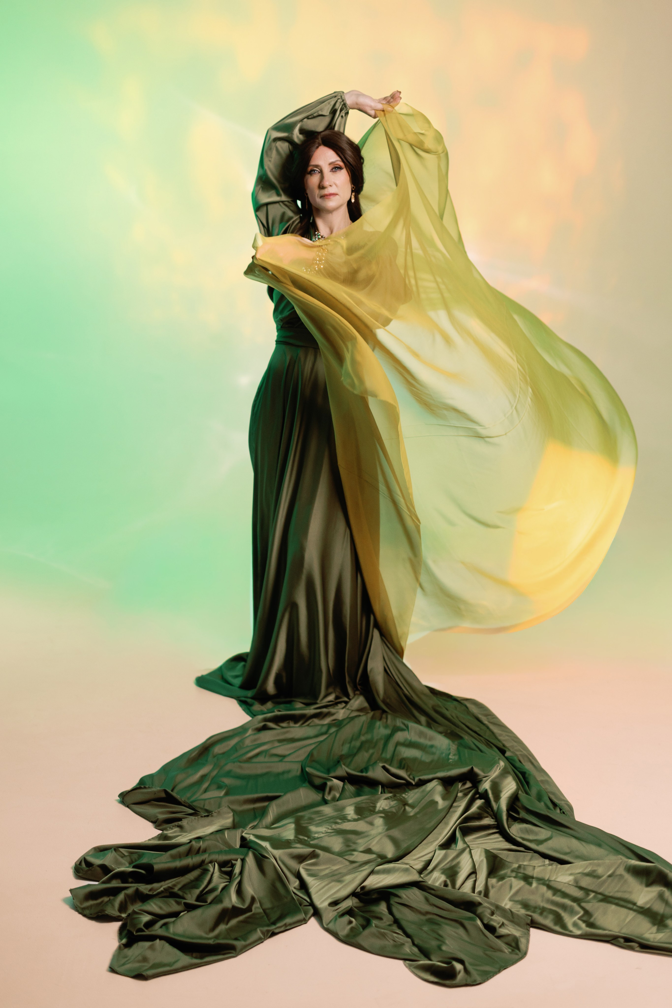 На фотографии изображена девушка в платье со шлейфом и восточными украшениями. Фотосессия в арабском стиле в студии Ростова