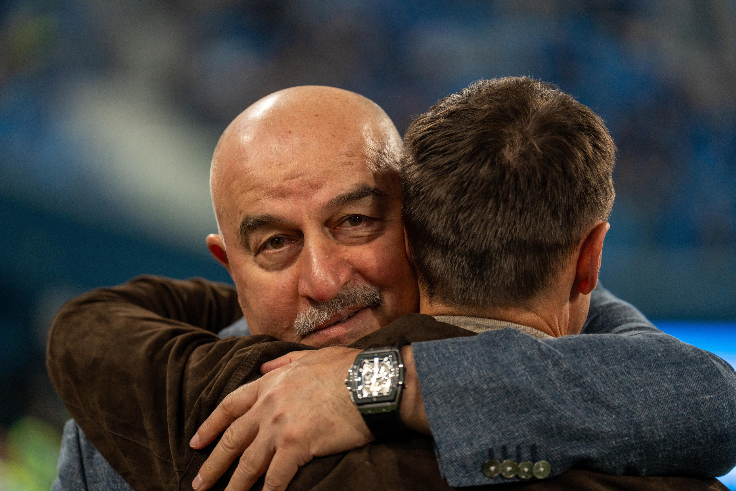 Эмоциональный кадр репортажа спортивного фотографа Санкт-Петербург: тренер Зенита обнимает коллегу