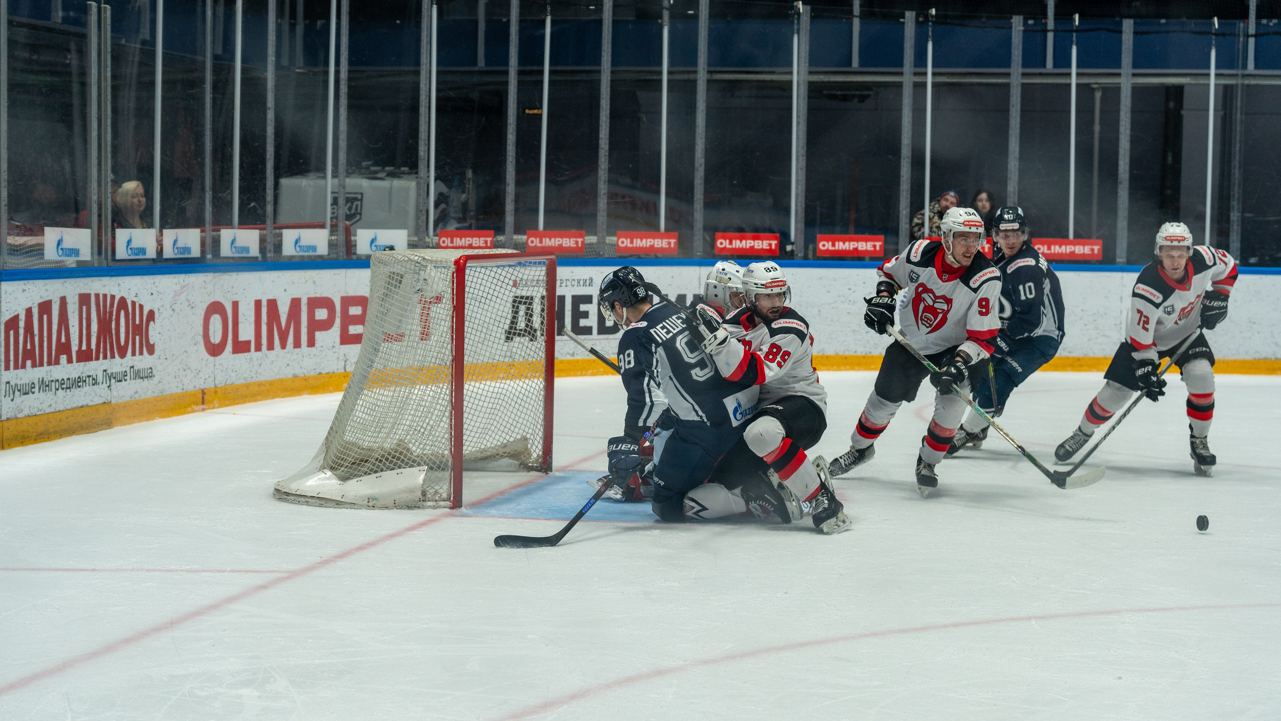 Борьба у ворот « Молота» в матче с « Динамо». Спортивная фотосъёмка, репортажный фотограф, Санкт-Петербург, эмоции и динамика игры.
