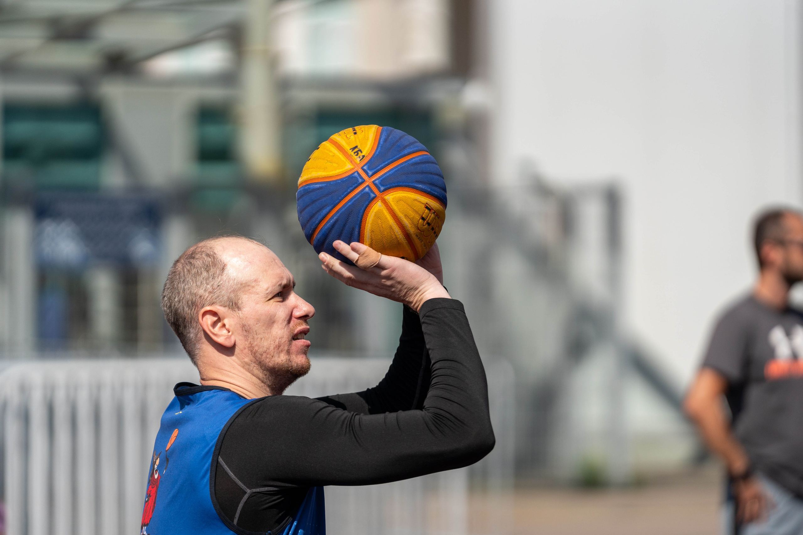 Игрок выполняет бросок в баскетболе 3×3 на турнире «Оранжевый мяч»