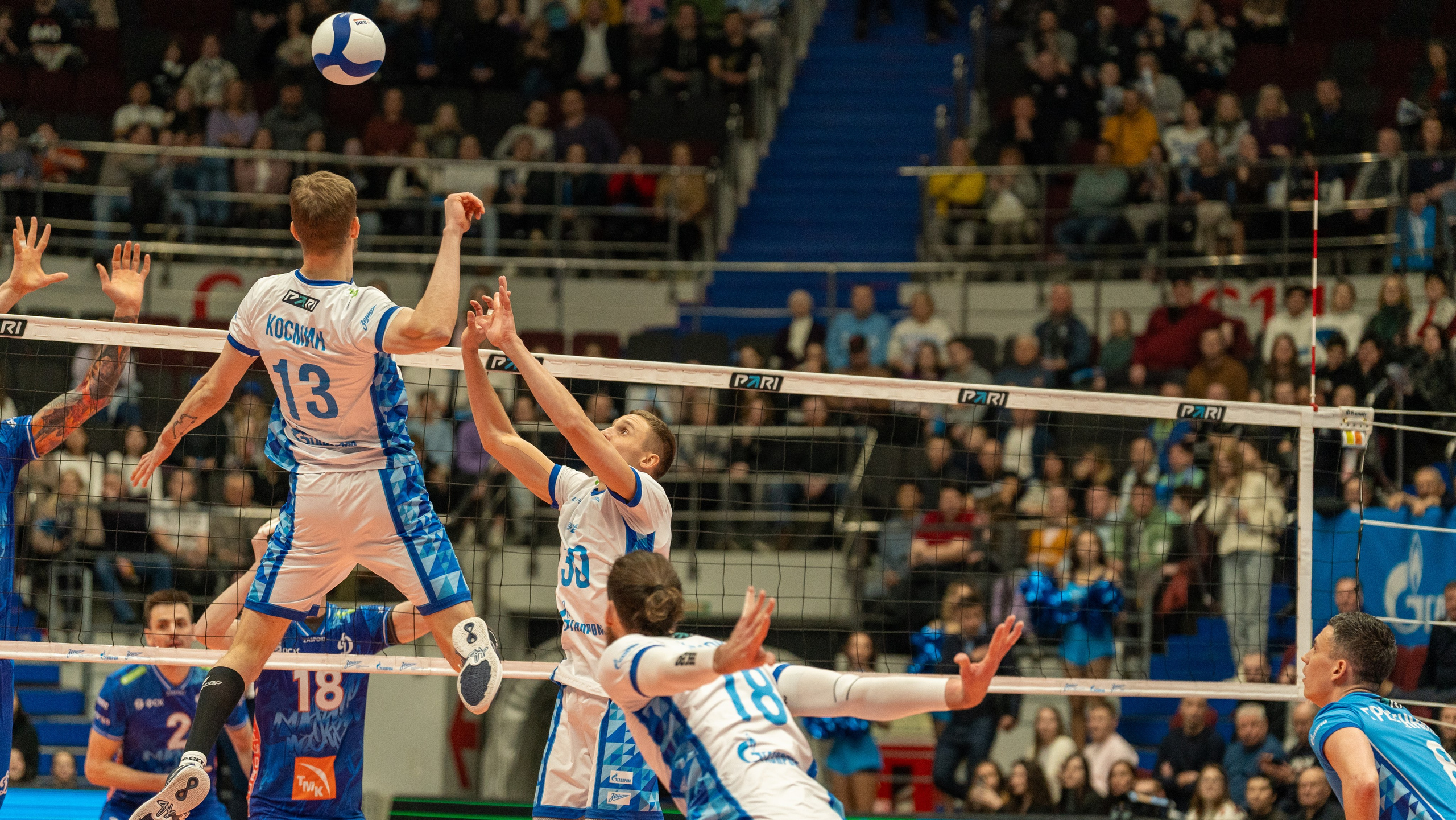 Атака «Зенита» в прыжке против блока «Динамо» — динамика, эмоции и спортивная фотосъёмка в СПб глазами репортажного фотографа.