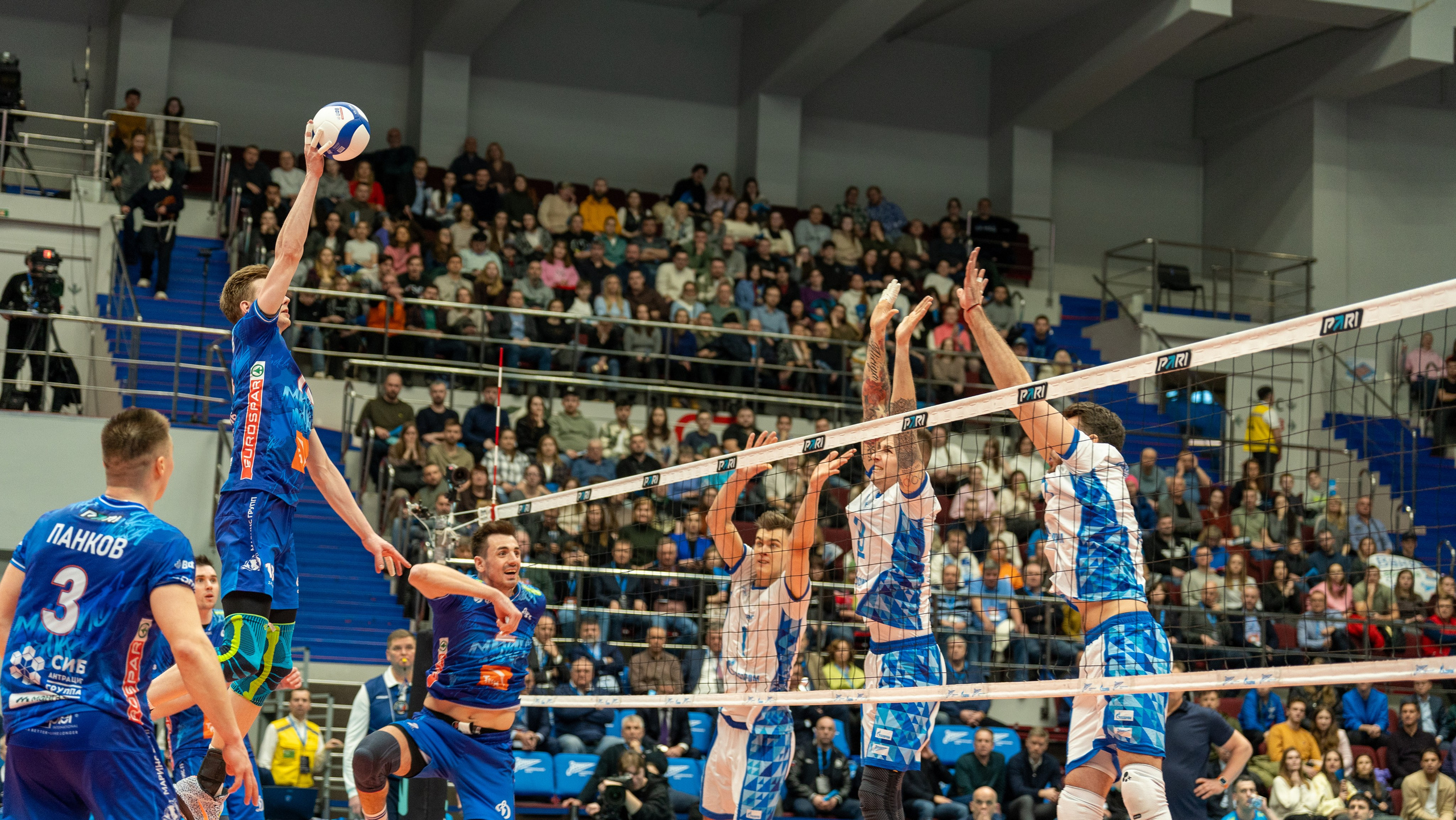 Игрок «Динамо» в прыжке атакует блок «Зенита» — динамичная спортивная фотосъёмка матча в СПб от репортажного фотографа.