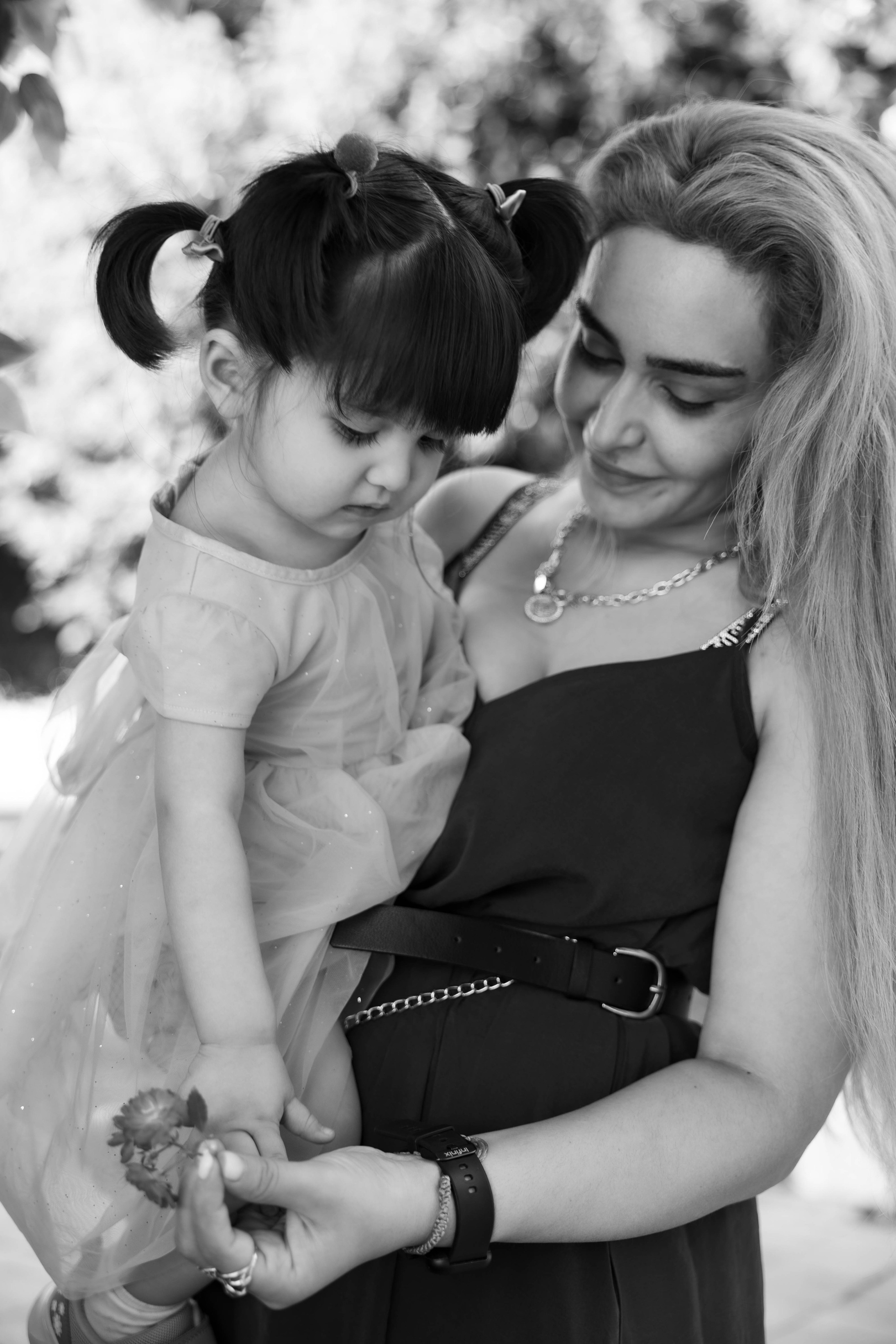 Прогулка мамы и дочки в парке