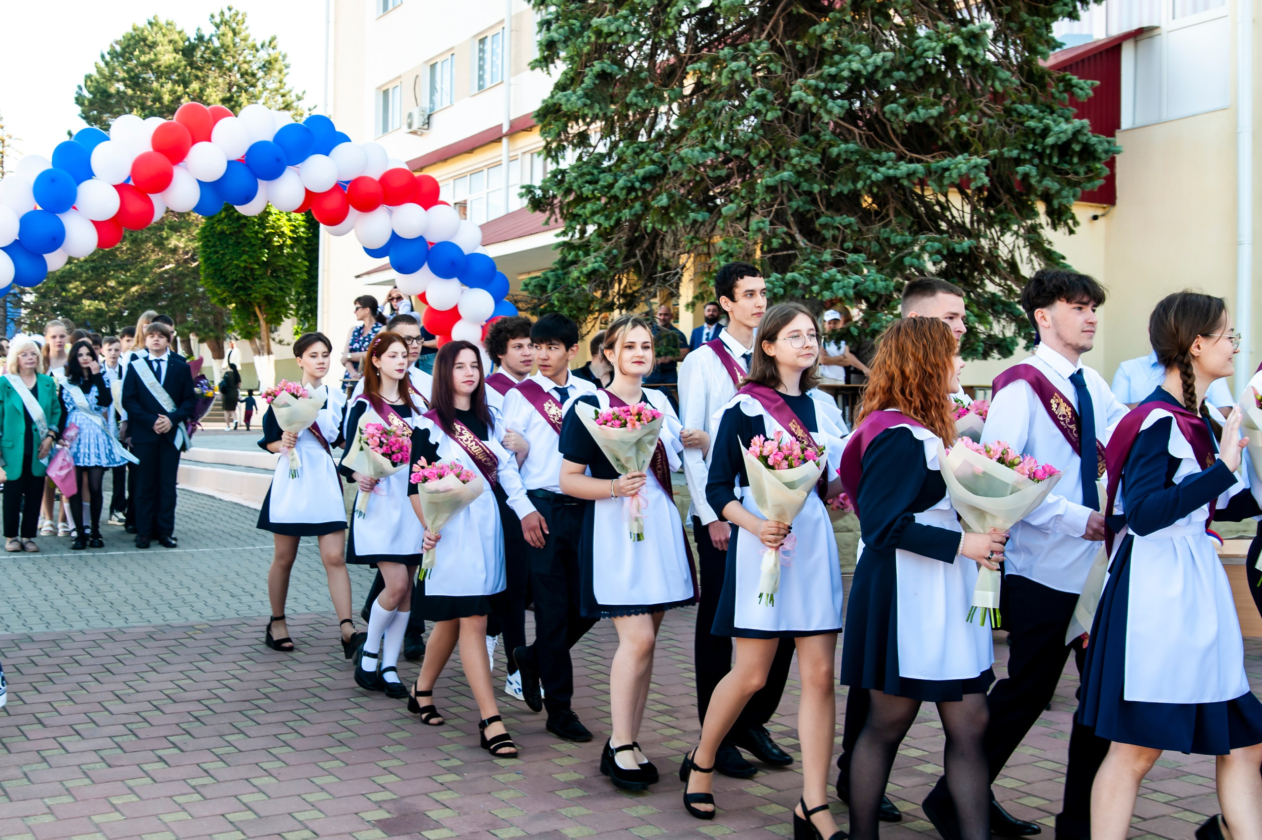 Последний Звонок МАОУ СОШ № 17 им. Эдуарда Есаяна — Архипо-Осиповка. Свадебный и семейный фотограф Денис Лукьянов в Краснодаре, Краснодарском крае и Республике Крым