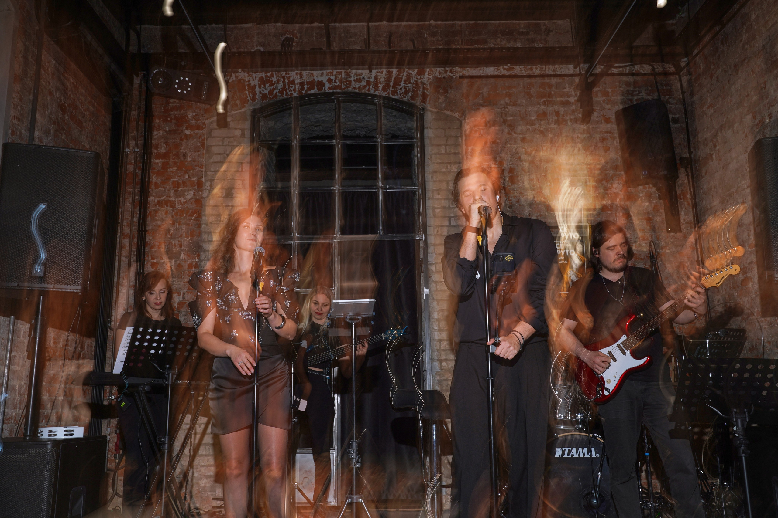 Концерт кавер группы. Фотограф