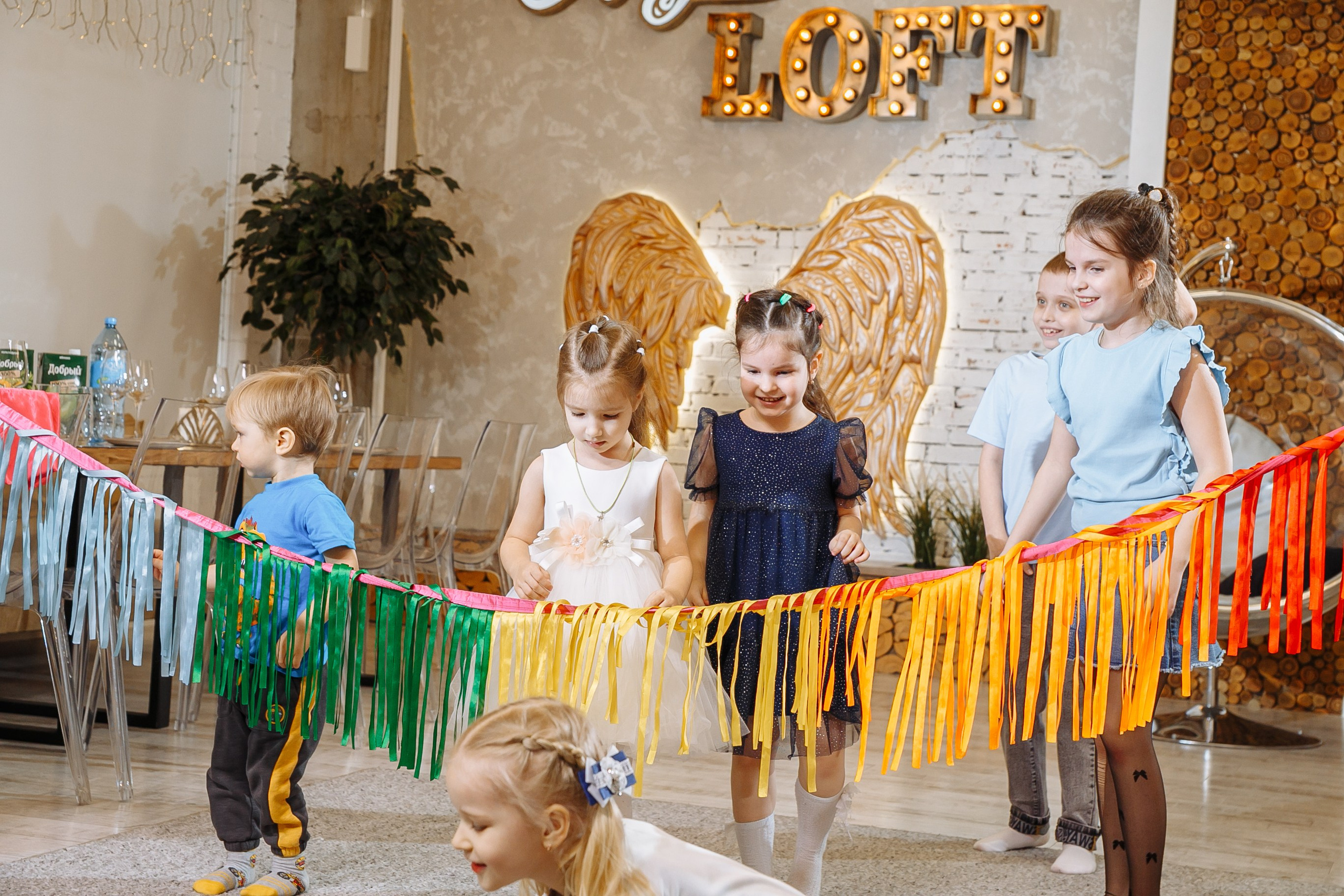 Насте 5 лет, дети играют в Ангел лофт. Событийный фотограф Максим Бескоровайновнов