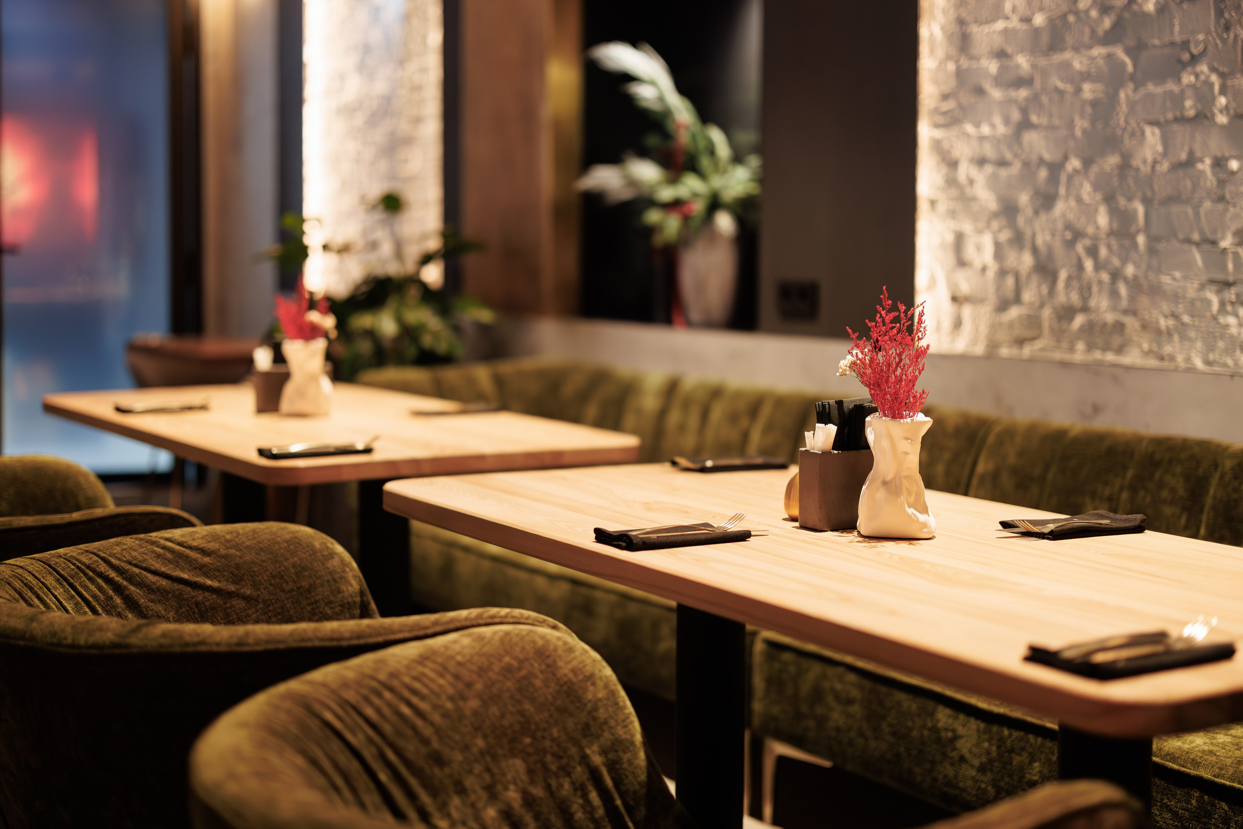 Фотограф для интерьерной съемки ресторана. Контент для бизнеса в Екатеринбурге Полдень Медиа