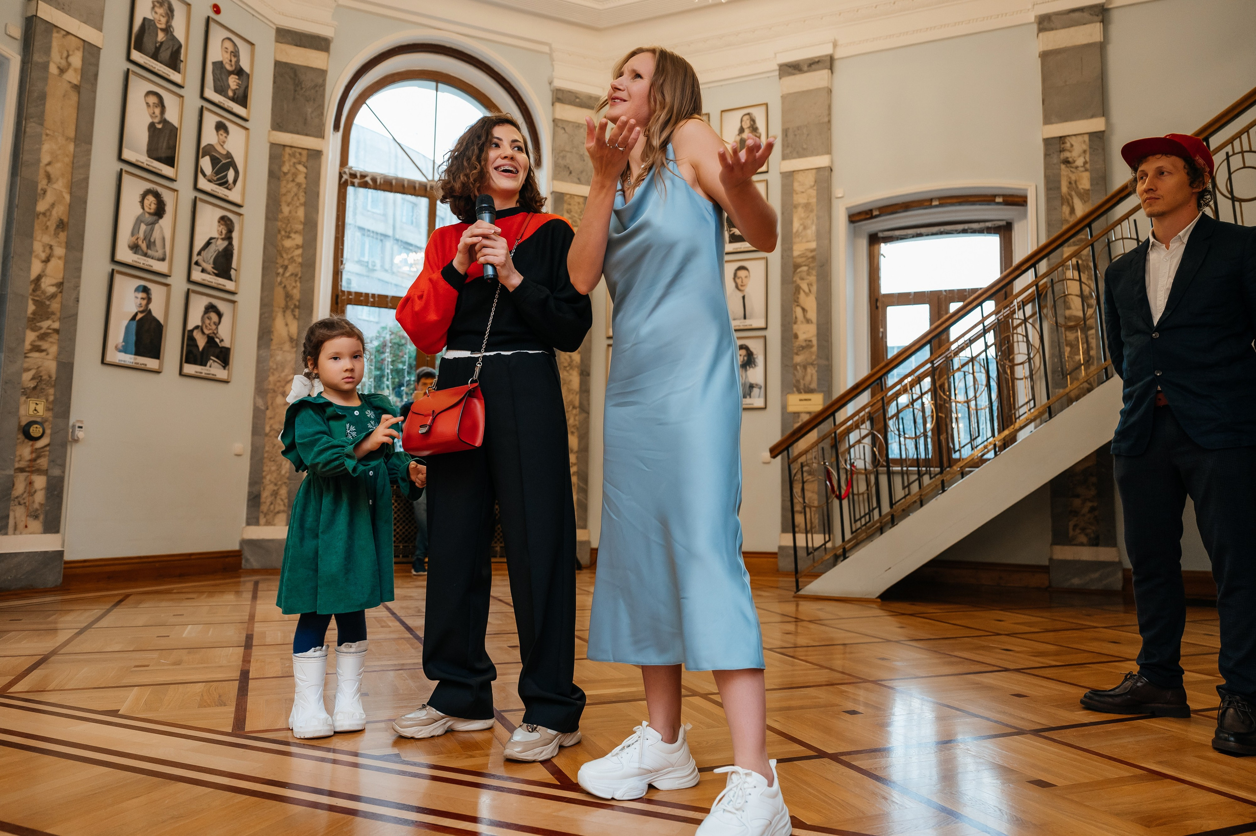 Открытие выставки Кати Васильевой в Молодежном театре. Wedding and family photographer USA