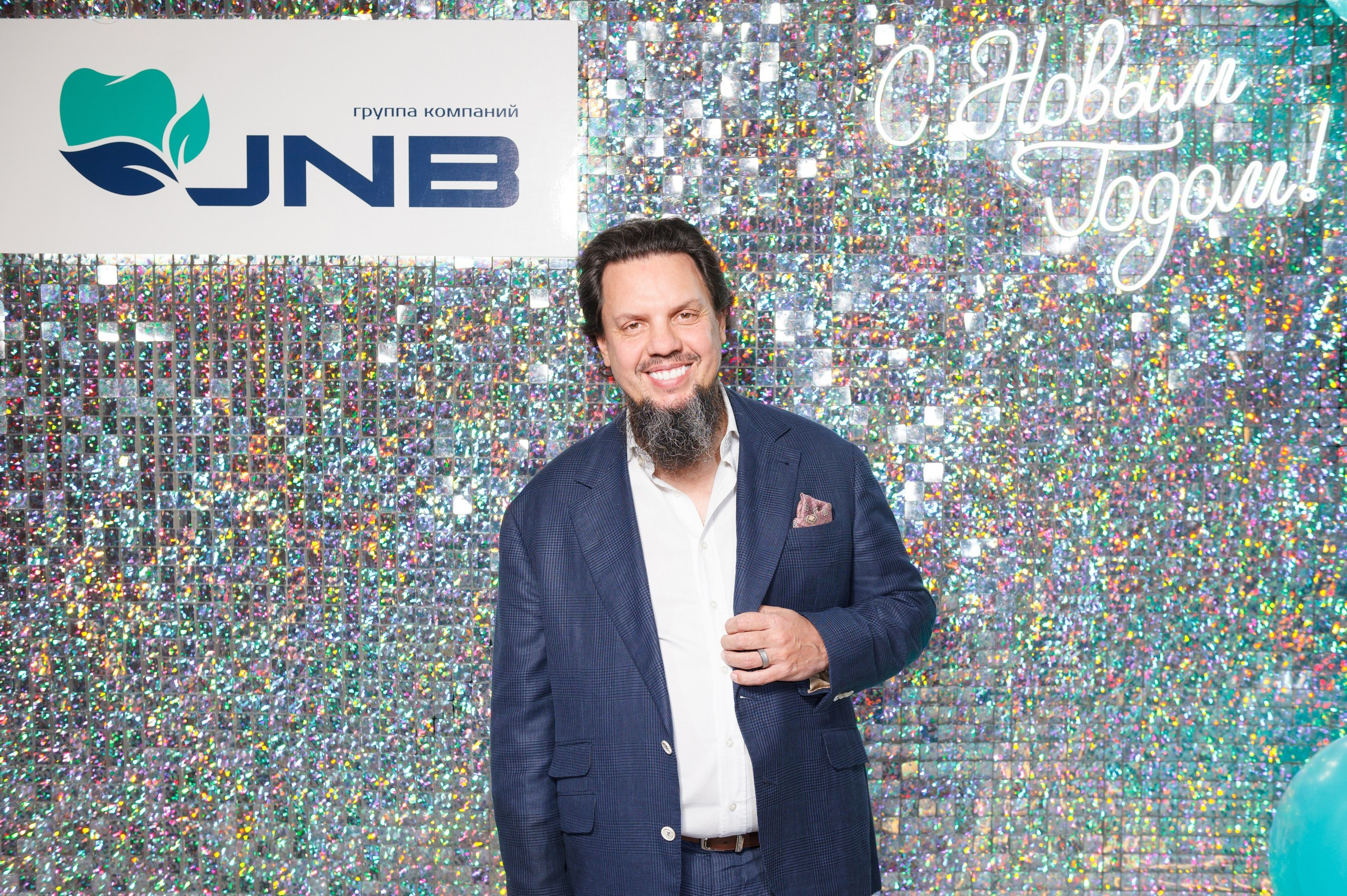 Новогодний корпоратив в стиле Неоновая вечеринка. Праздничное агентство ПИОН