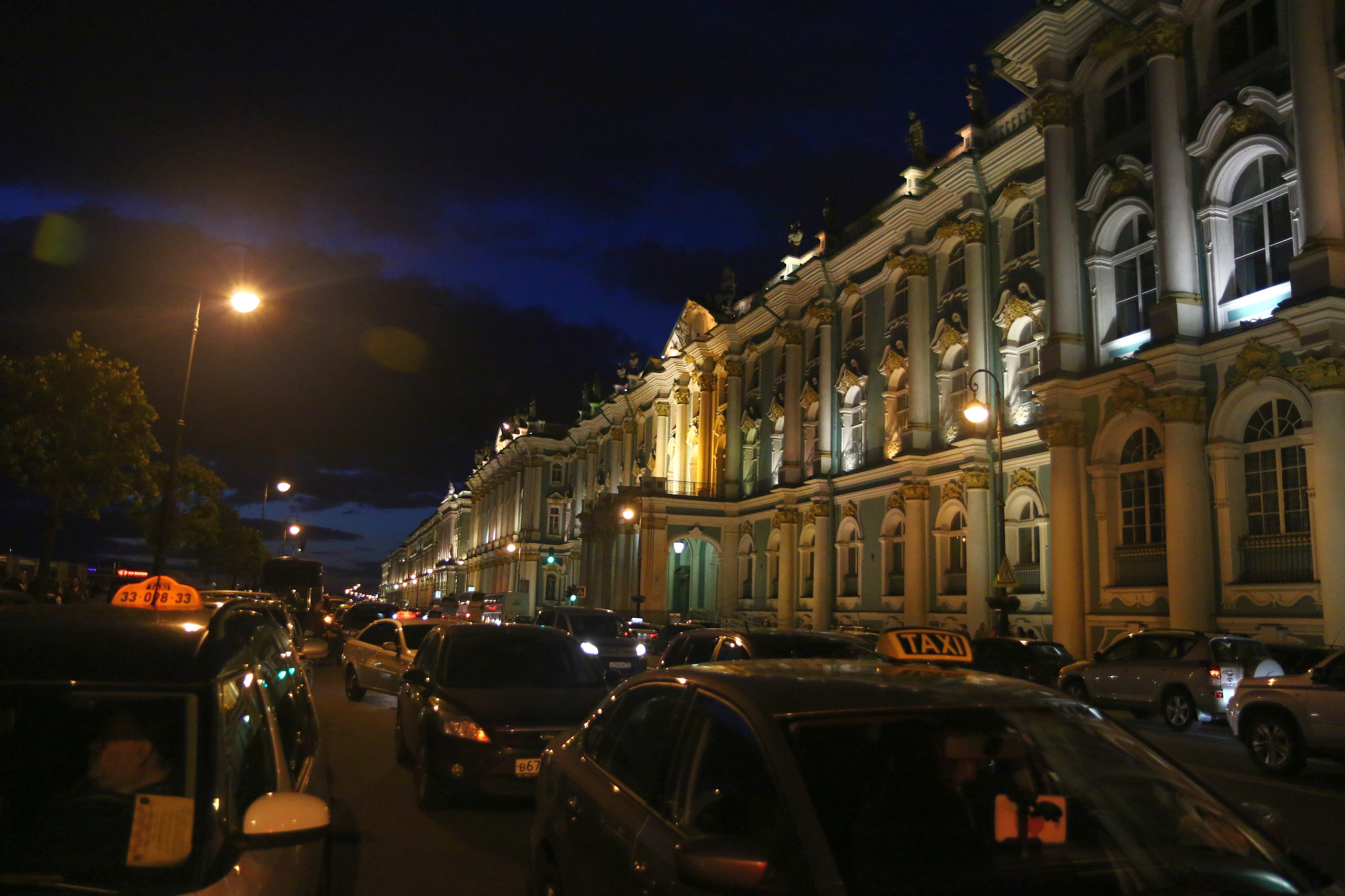 Вечерний город. Улица, люди, жизнь…