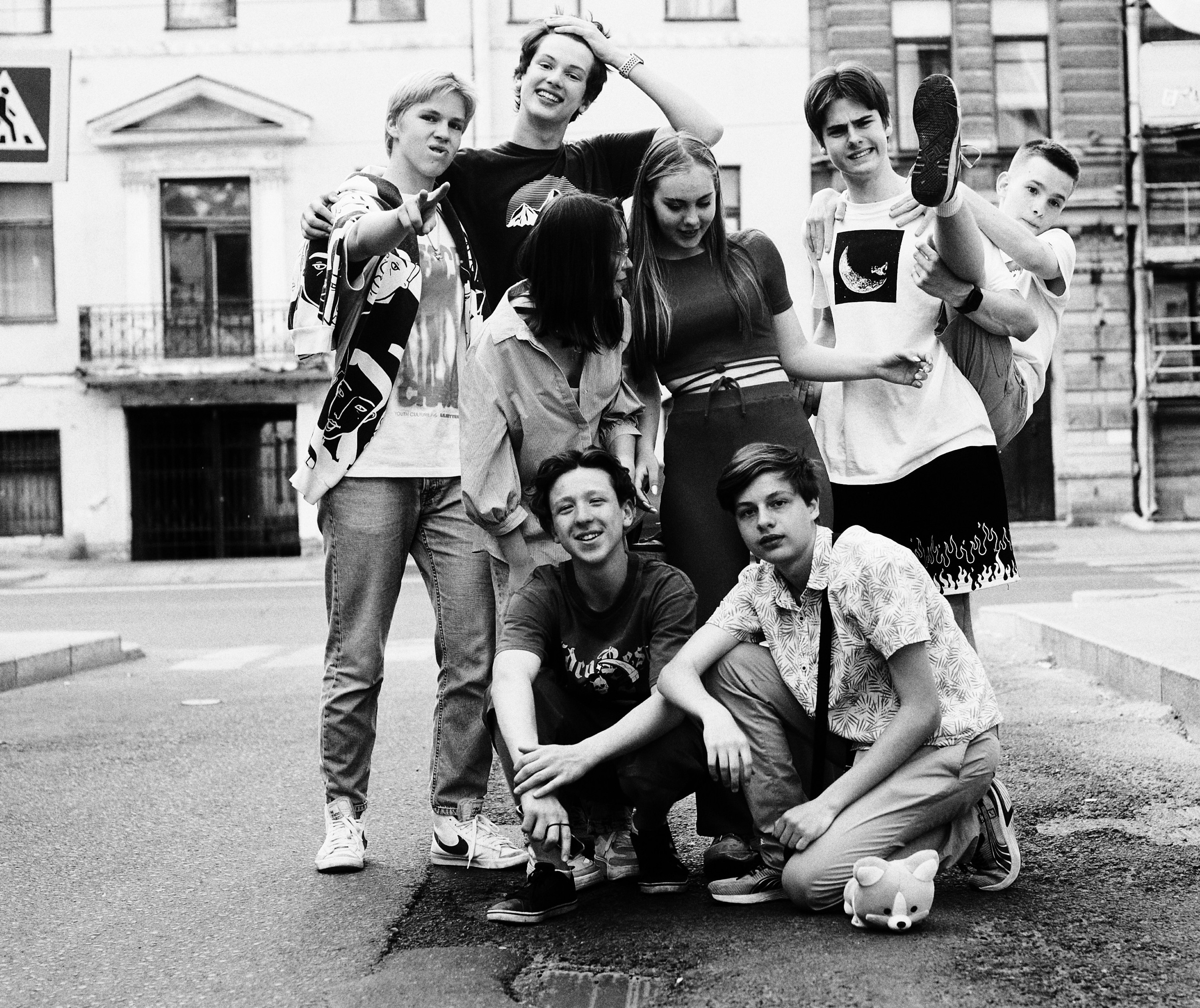 толпа подростков во время фотосессии выпускного