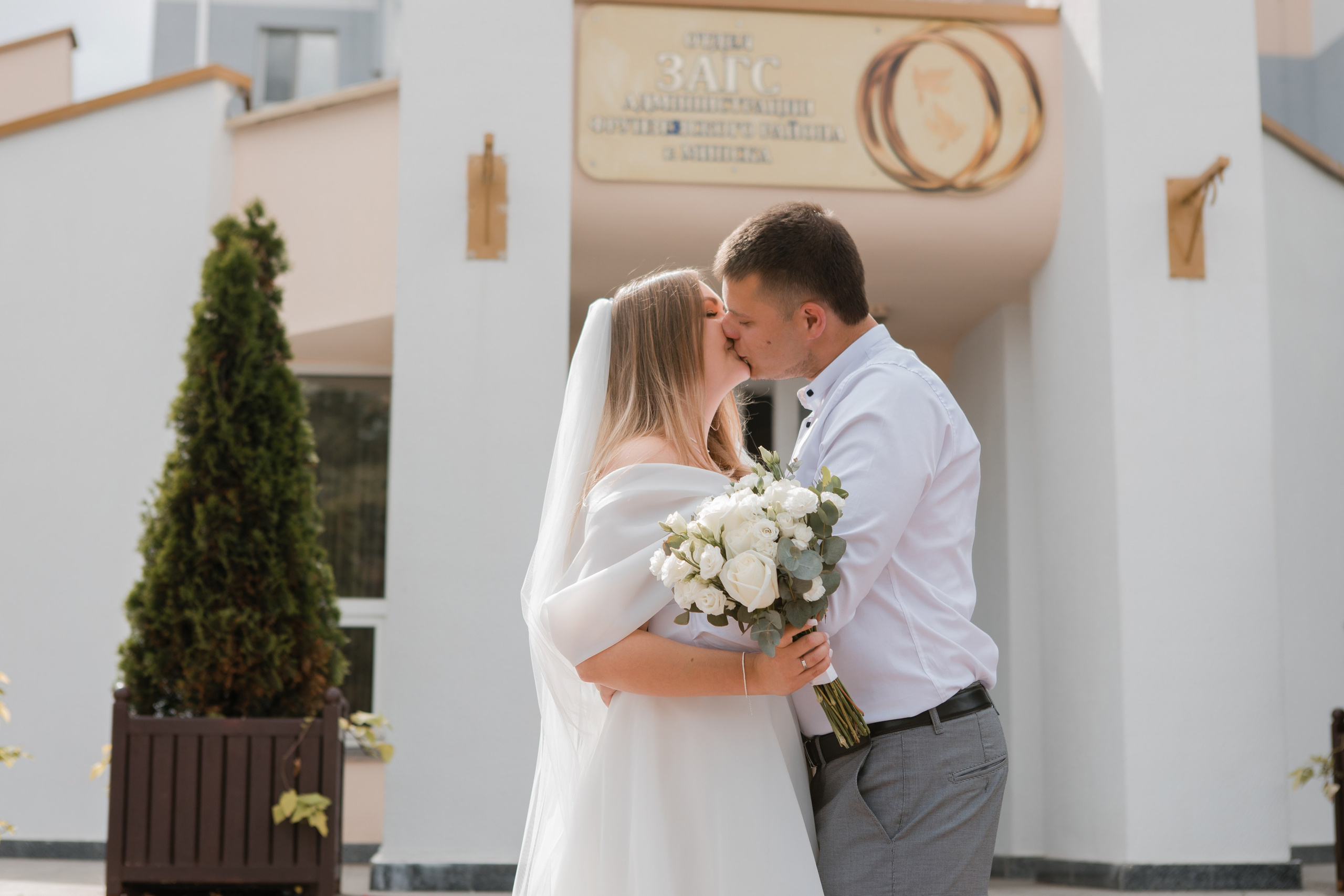 Отдел ЗАГС Администрации Фрунзенского района. Видеосъемка и фотосъемка свадеб. Фотограф и оператор на свадьбу. Видеосъемка подкастов, собственная видео-фотостудии. Предметная фотосъемка