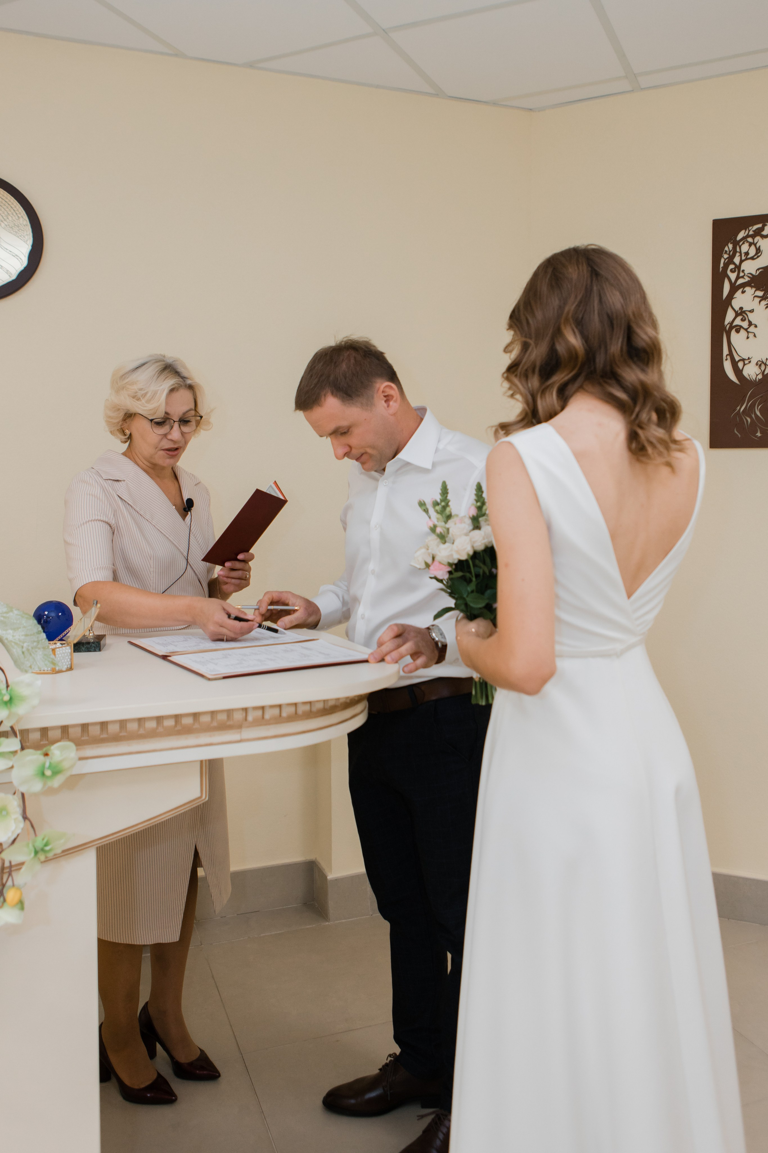 Отдел ЗАГС Администрации Первомайского района. Видеосъемка и фотосъемка свадеб. Фотограф и оператор на свадьбу. Видеосъемка подкастов, собственная видео-фотостудии. Предметная фотосъемка