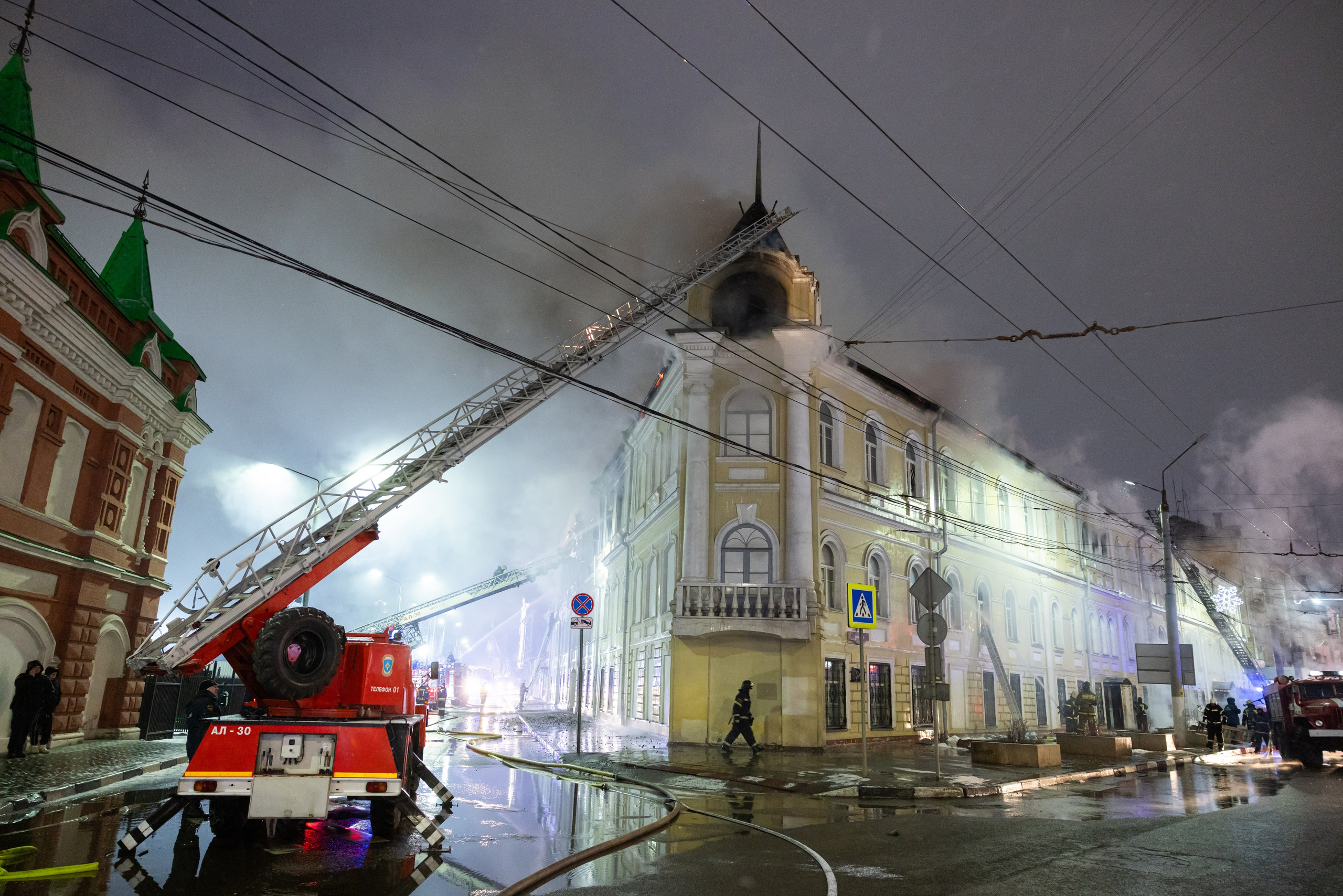 Пожар на ул. Советская 15 (13 января 2025). Репортажный фотограф Алексей Пирязев