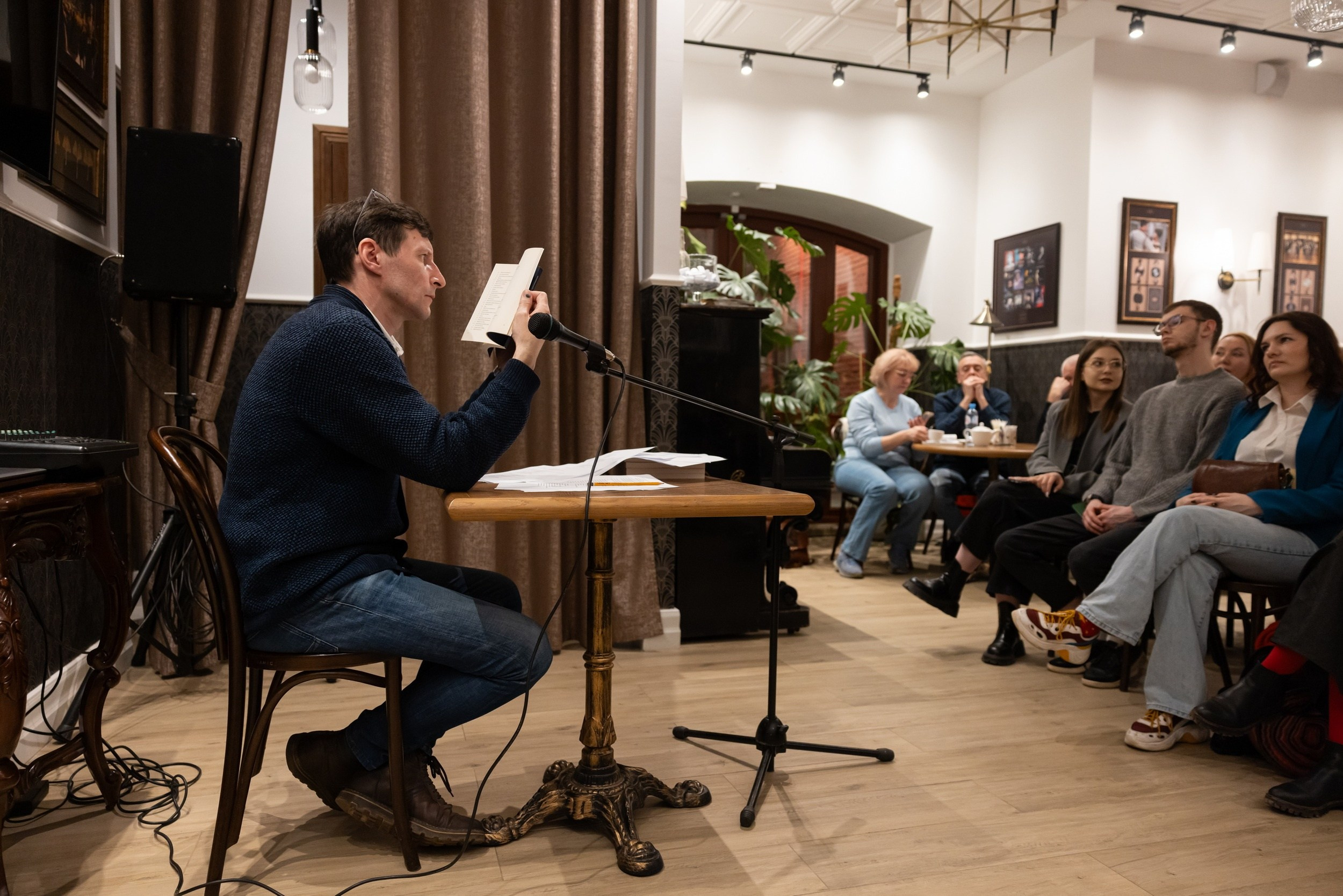 Авторский вечер Дениса Бычихина «Сумма на фоне сумм» в литературном кафе «Стива» (13 марта 2025). Репортажный фотограф Алексей Пирязев