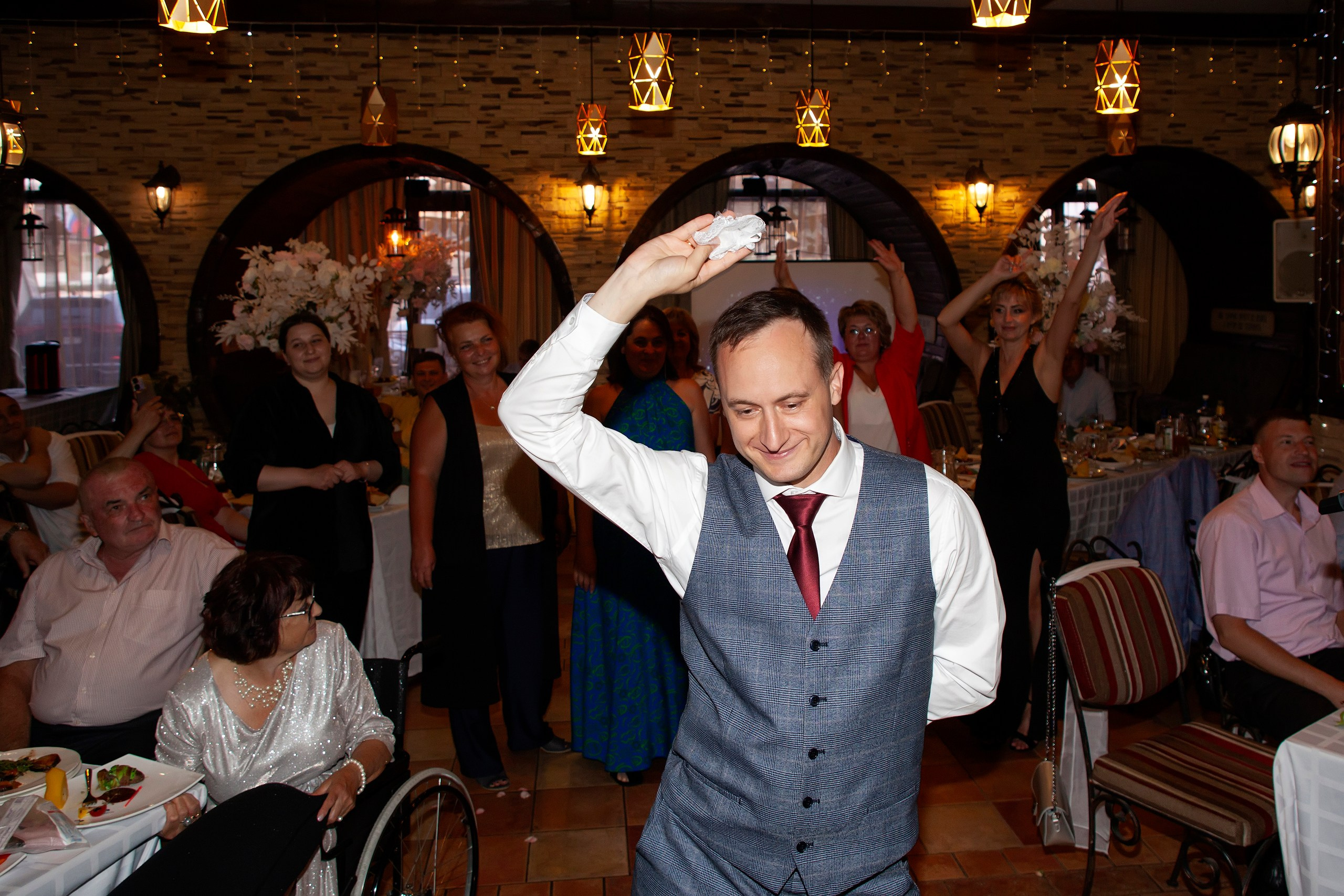 Жених собирается бросать подвязку невесты - фотограф Янкаускене Наталья