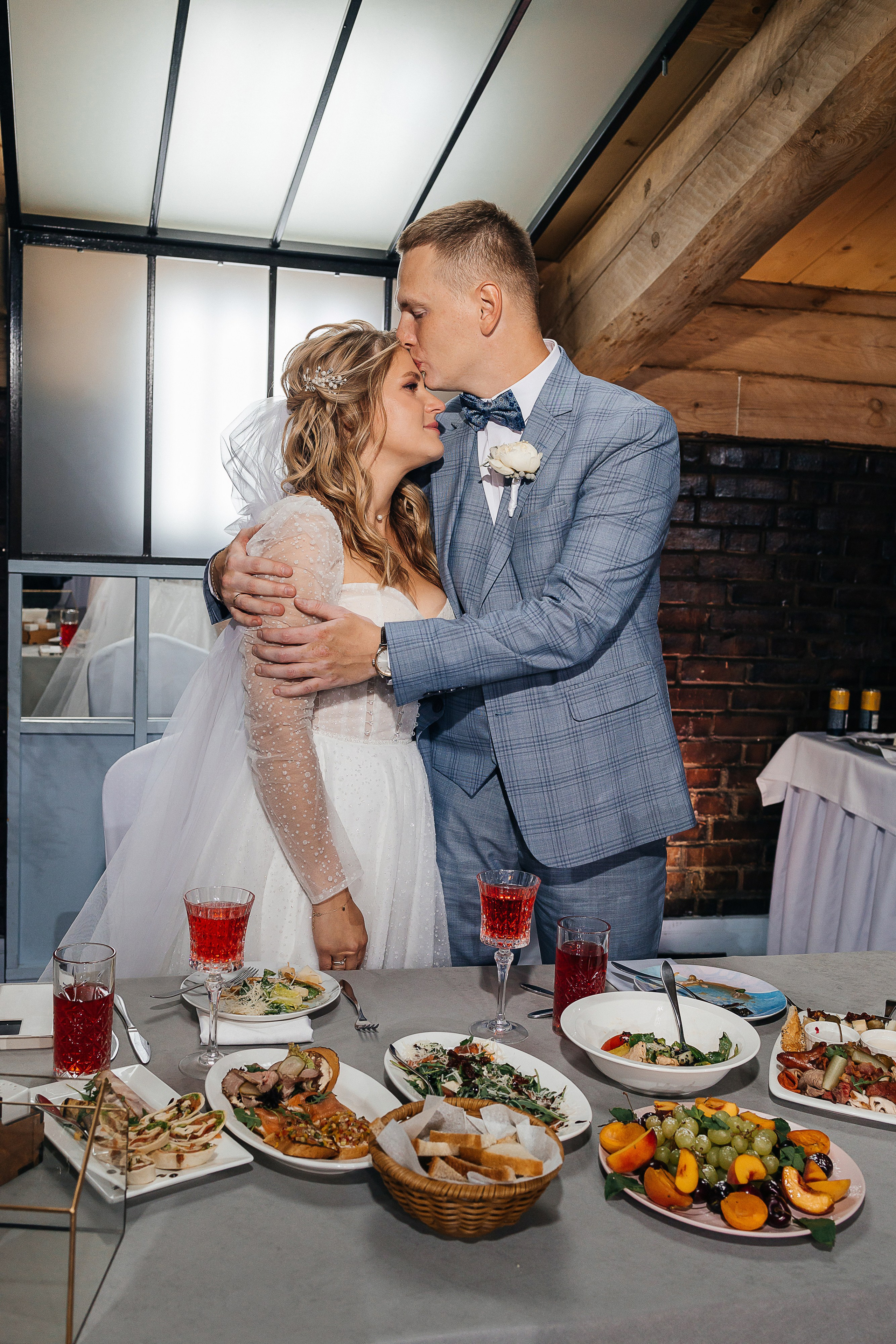 Трогательная выездная церемония в уютном дворике отеля. Олег Сверчков | Свадебный фотограф Вологда