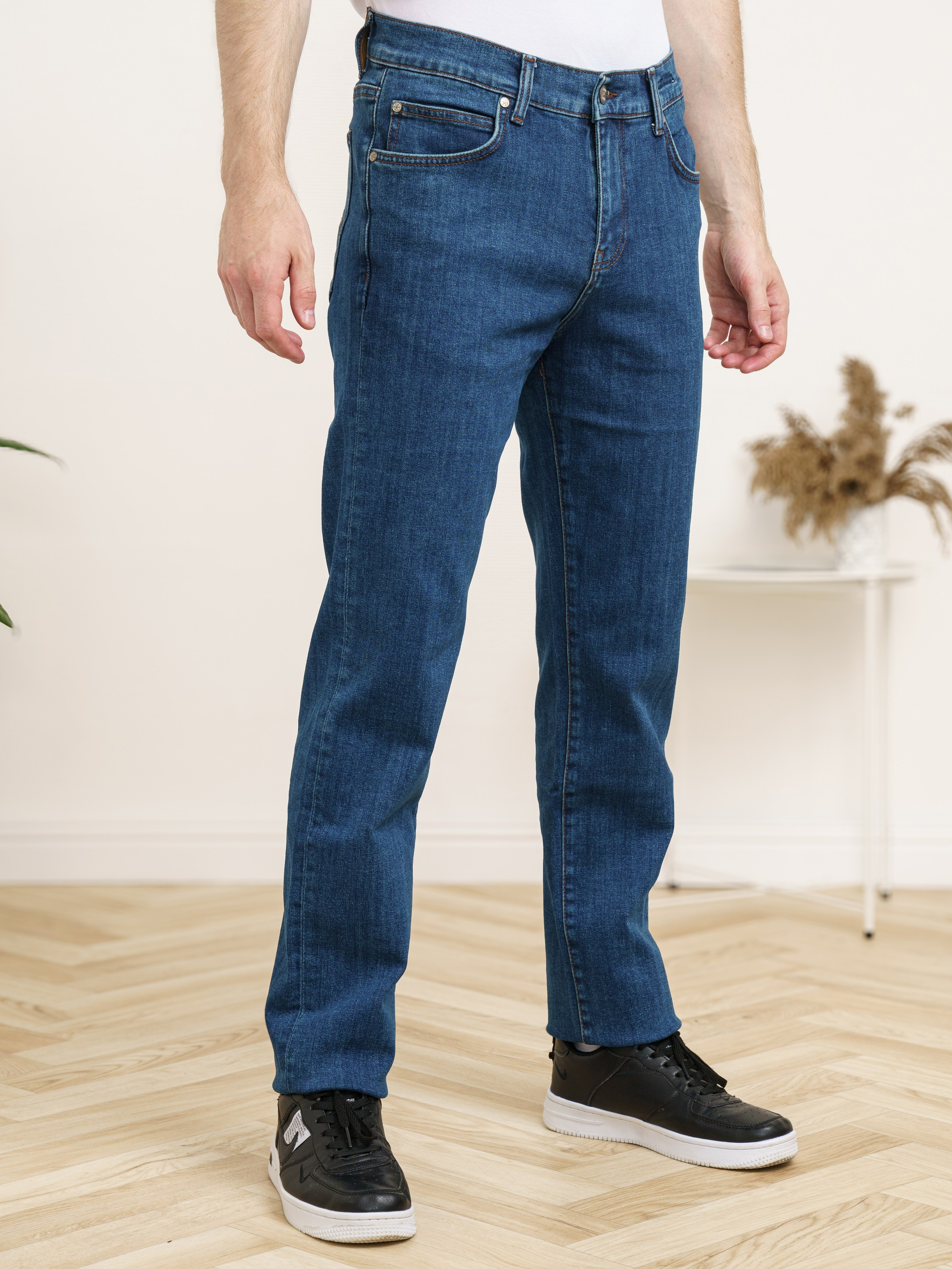 Джинсы, модель Алексей. KED Production — продакшн из СПб. Создаём фото, видео и контент, который помогает брендам и селлерам продавать больше