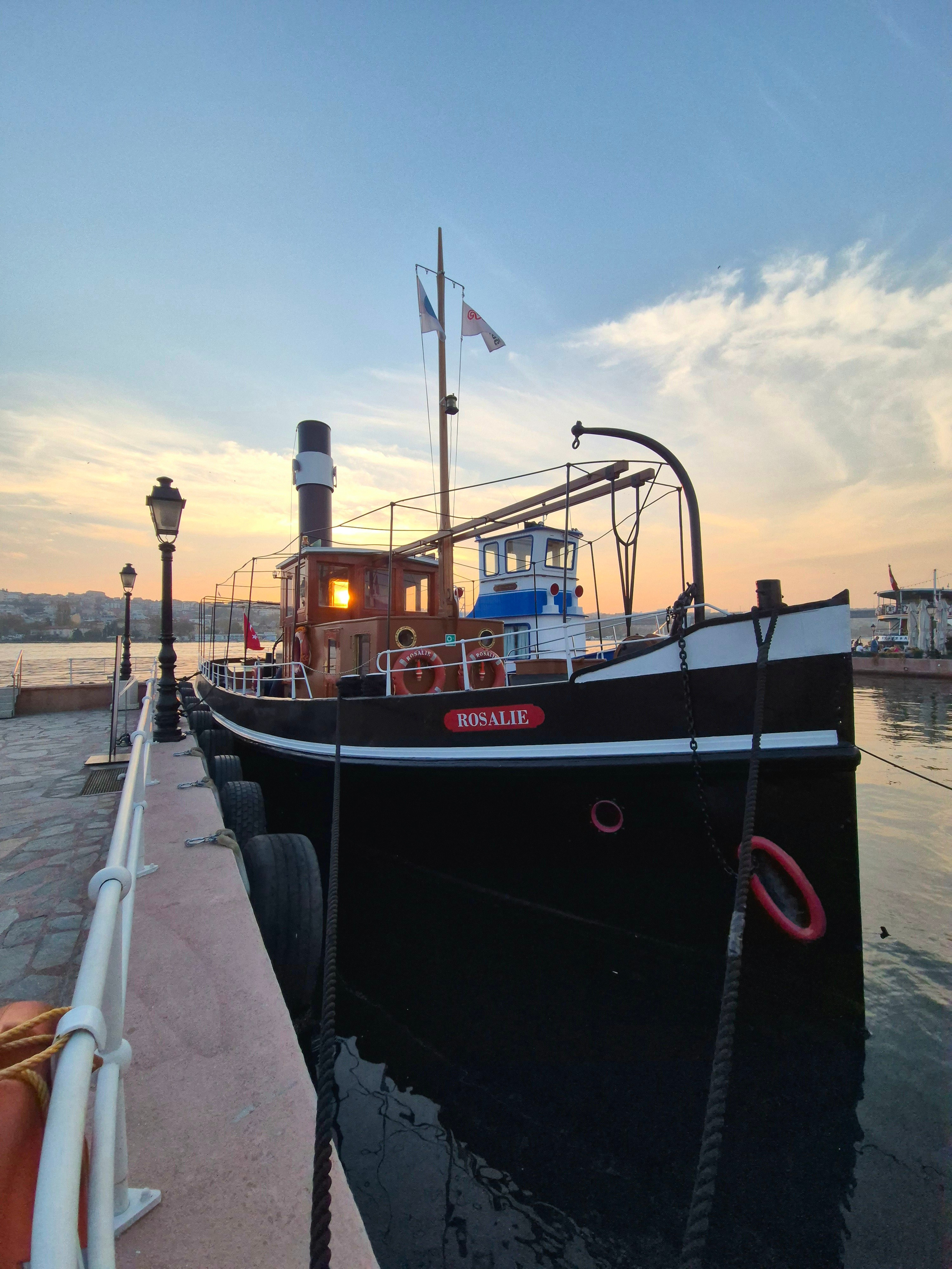 Часть экспозиции в музее под крышей, часть - на улице, а часть - на воде и думаю, на ходу