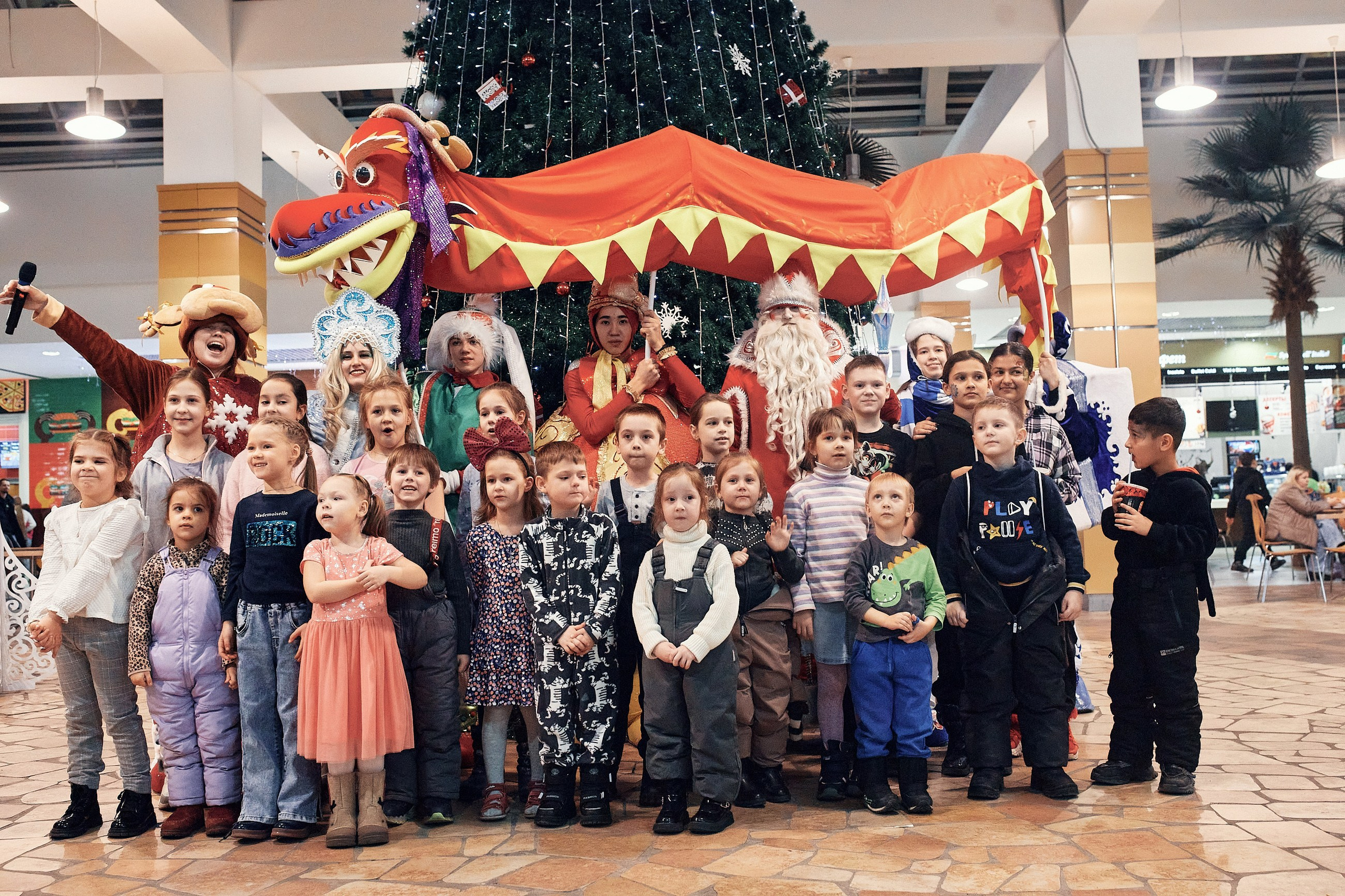 Детский новогодний праздник в ТЦ Июнь. Семейный и репортажной фотограф в Красноярске и Москве Виктор Бабинцев